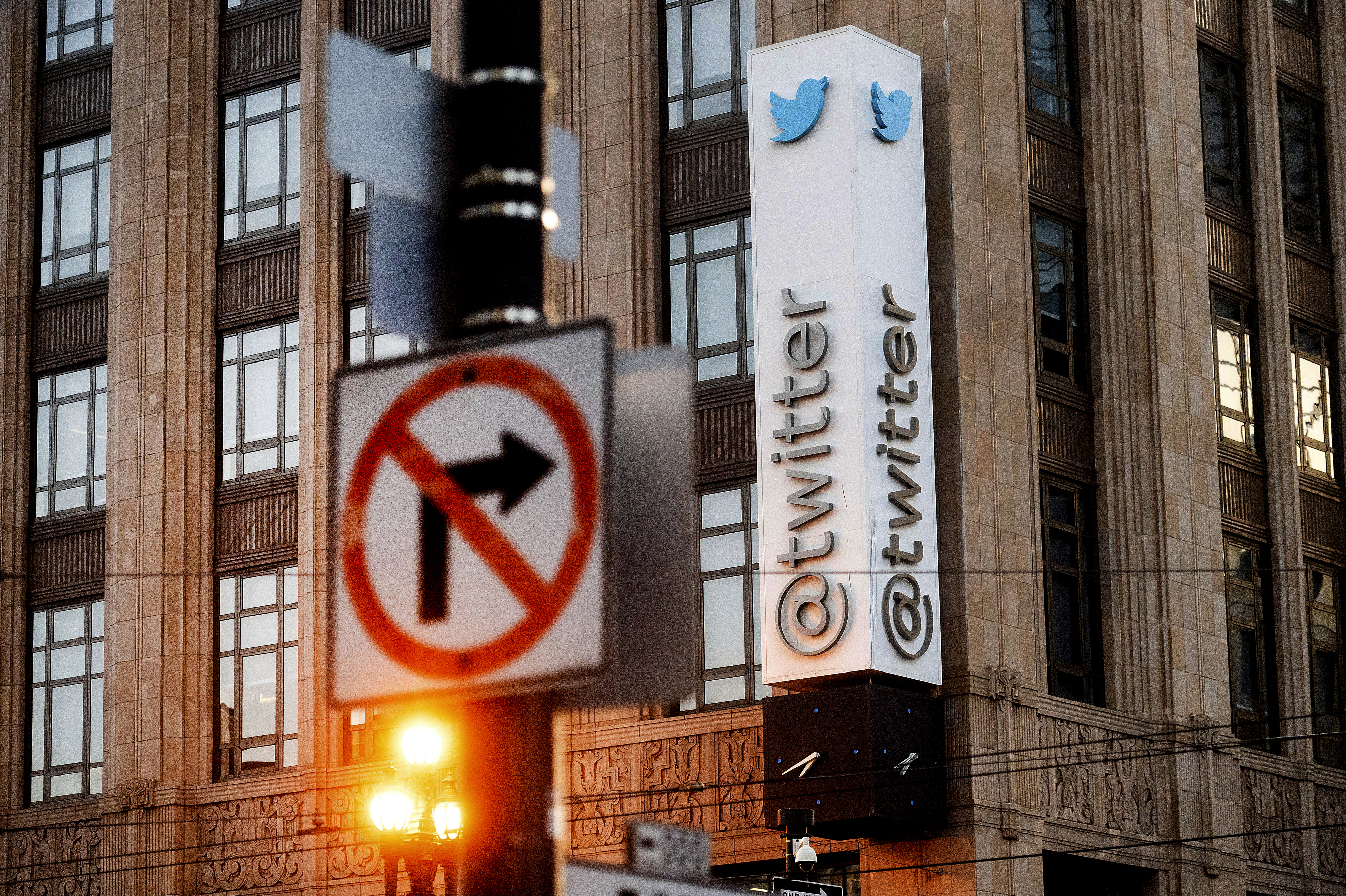 Twitter can't disclose FBI demands for user info, court says - Vimarsana News