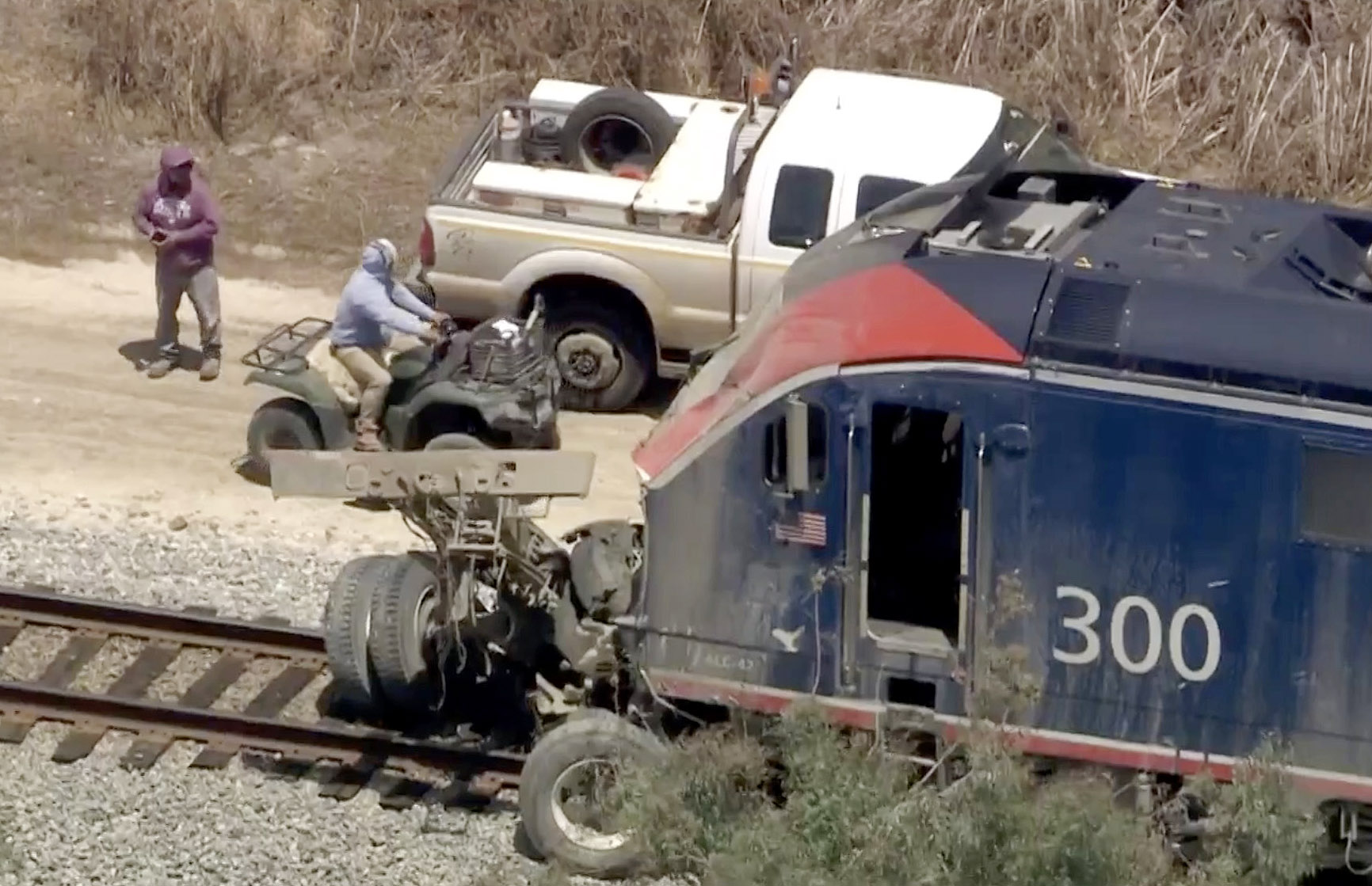 Amtrak train derails after striking truck in Moorpark - Vimarsana News
