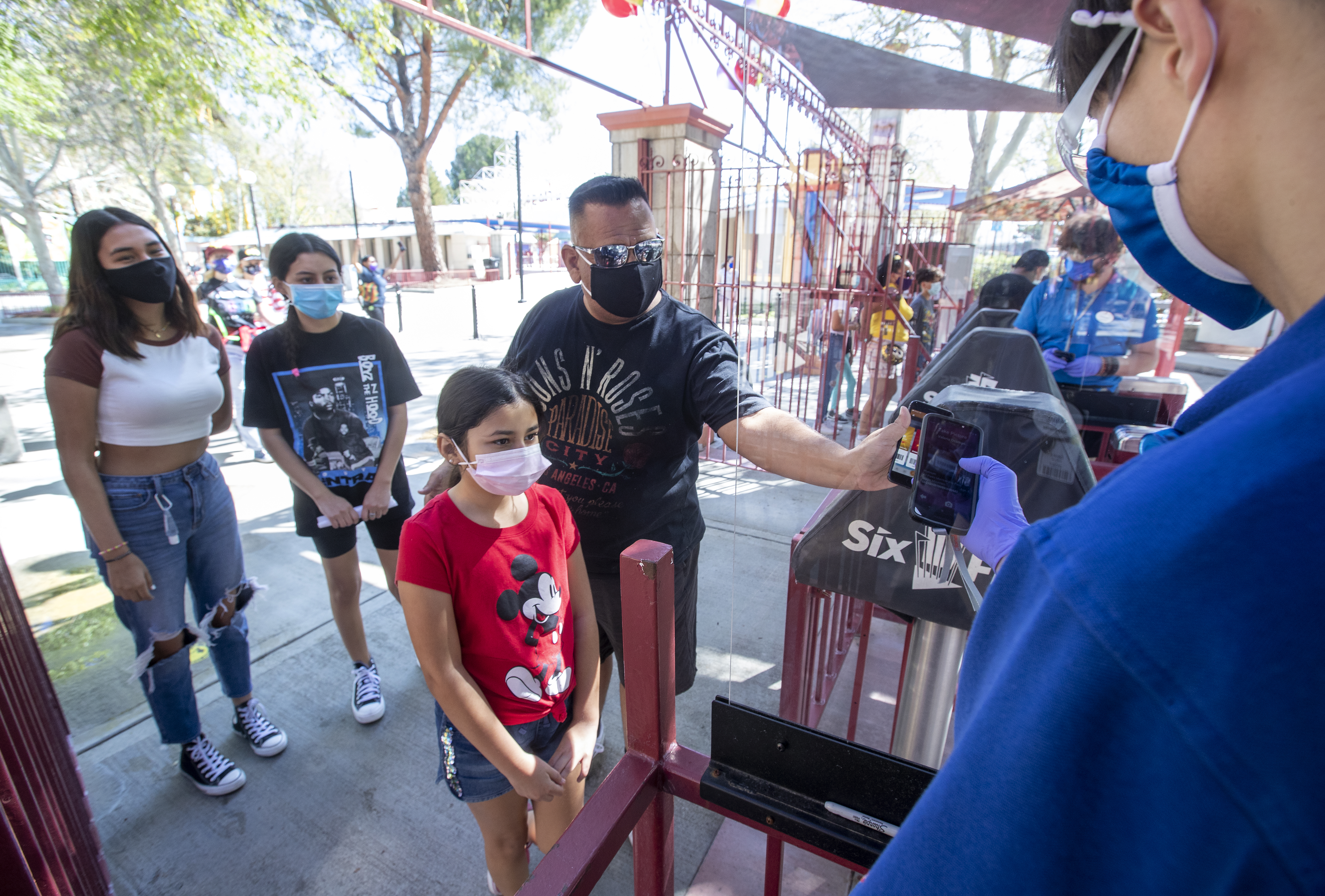 Disneyland reopening: How COVID-era theme parks cut crowding - Vimarsana News