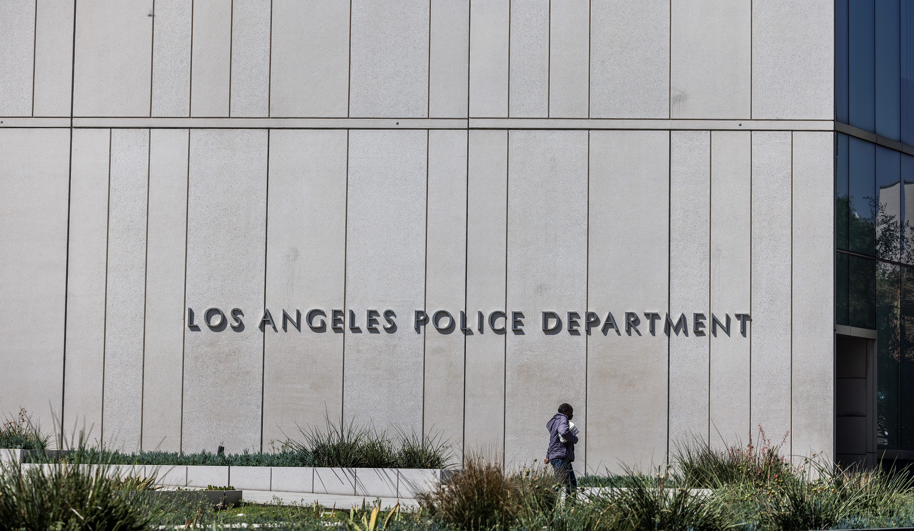 Off-duty LAPD officer charged with assault with a deadly weapon - Vimarsana News