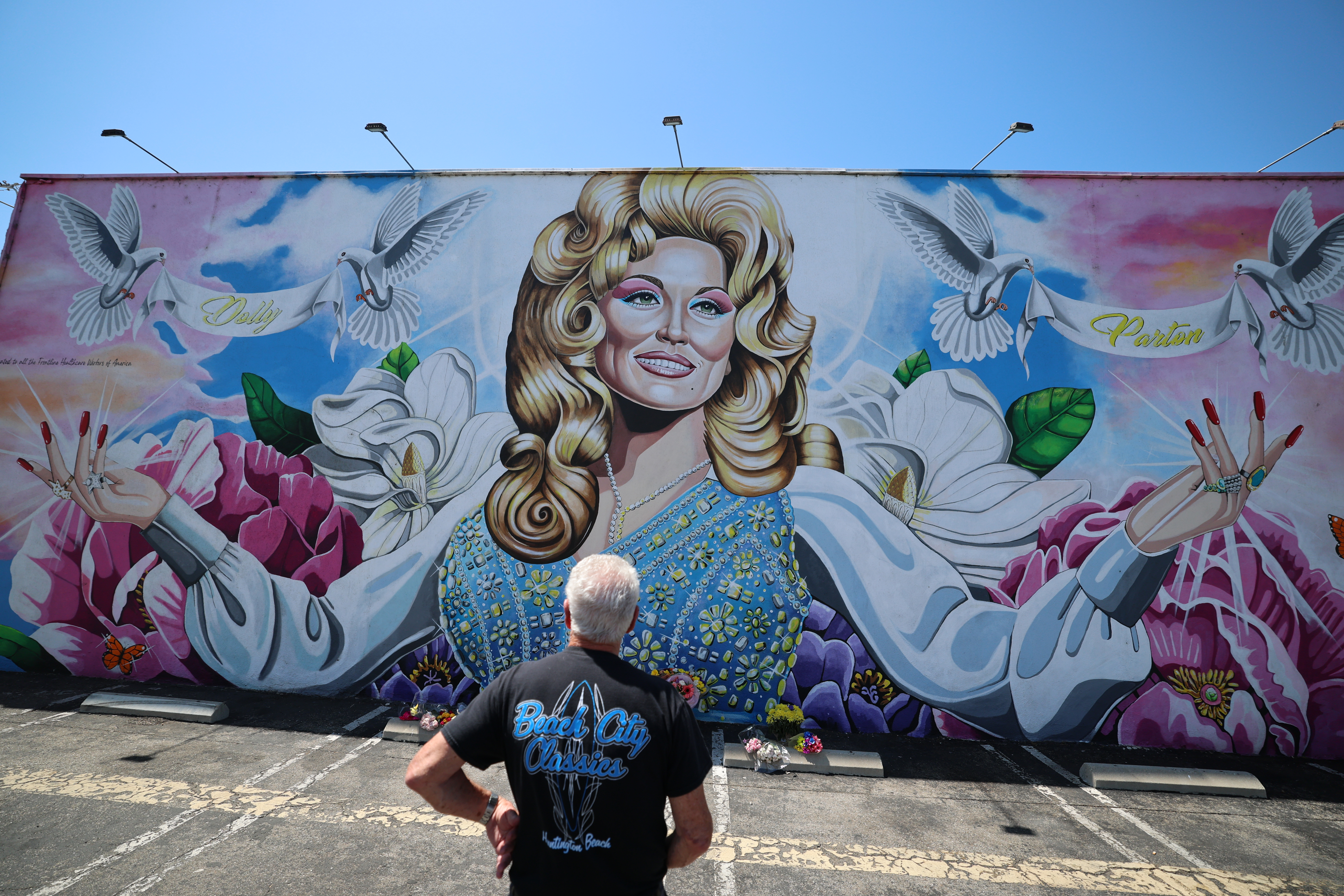 Juez de 'burlarse del símbolo sexual' cita a Dolly Parton y anula la 'prohibición de arrastre' de Texas