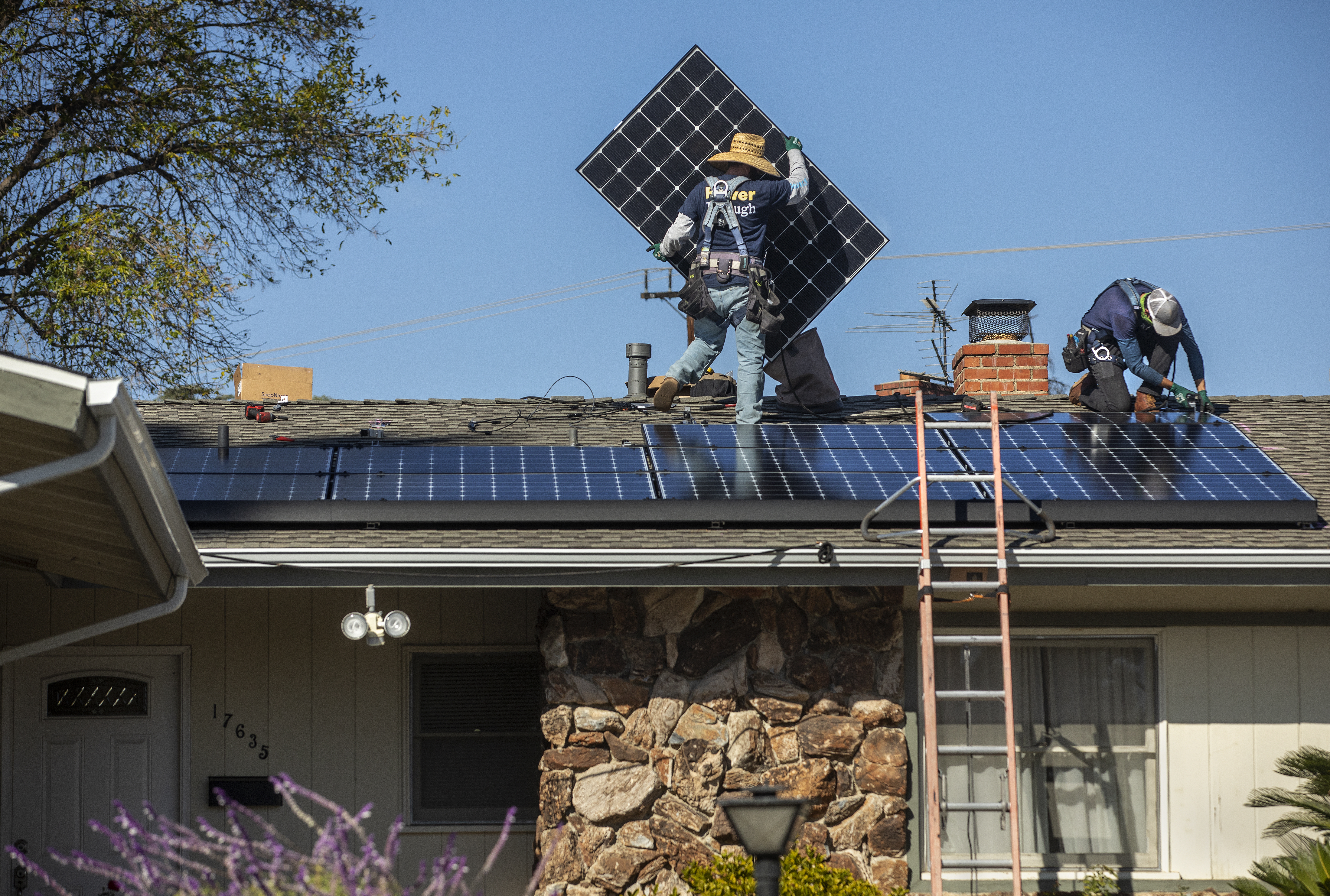 California pushes a new plan to cut rooftop solar incentives - Vimarsana News