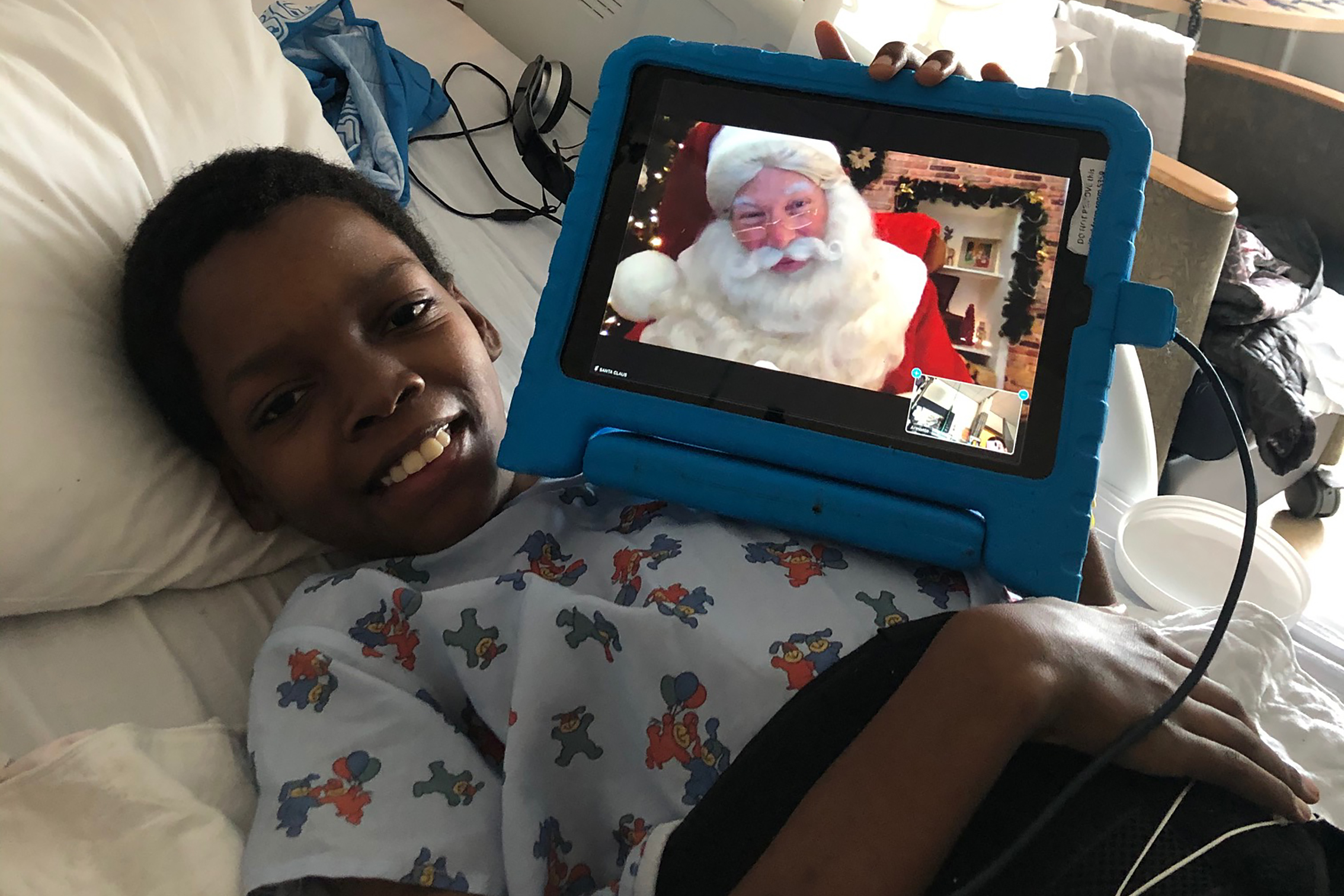 L.A.'s children's hospitals welcome Santa, with a Zoom link to the North Pole and a mask under his beard - Vimarsana News