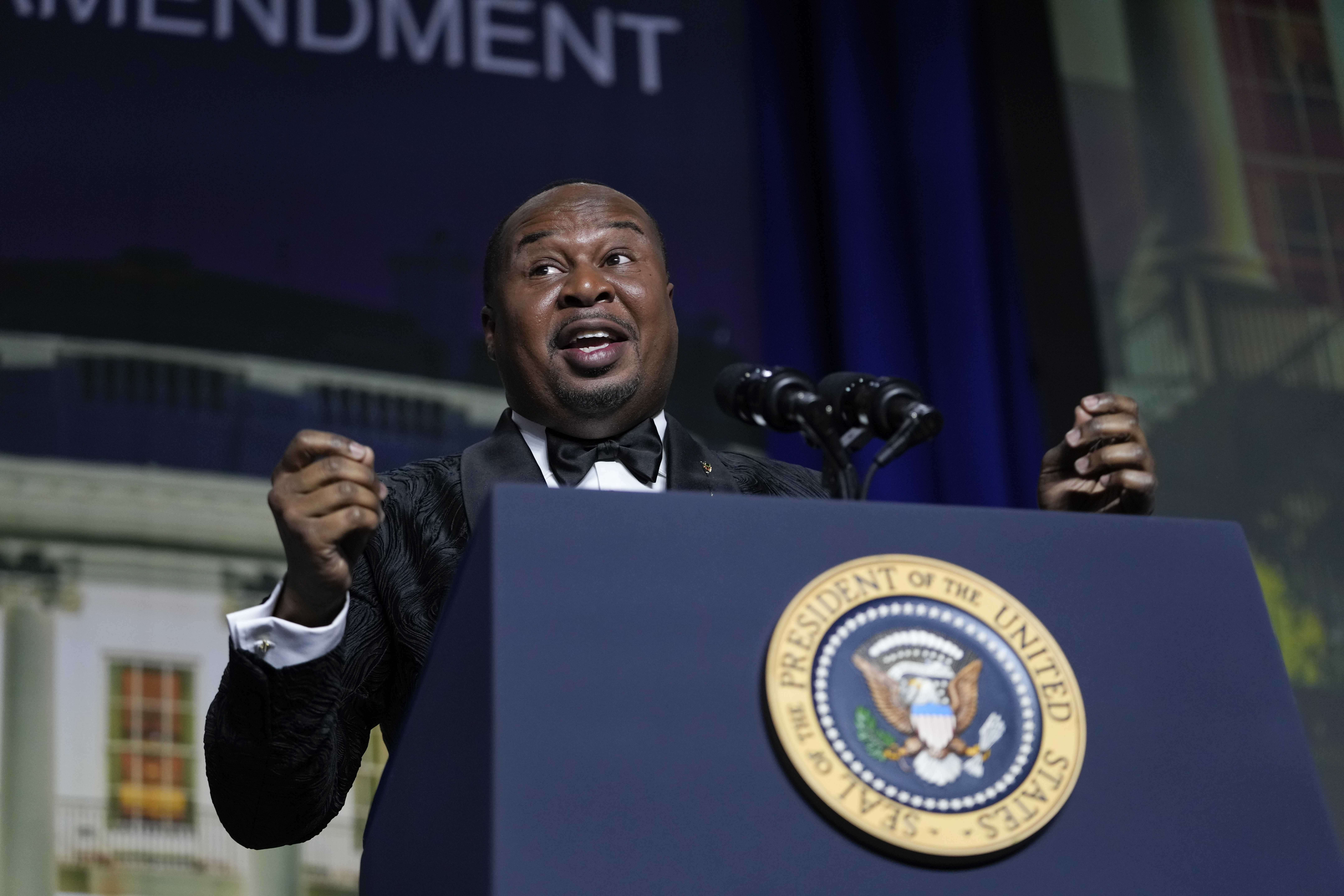 Tucker Carlson, Don Lemon blasted at White House Correspondents' dinner - Vimarsana News