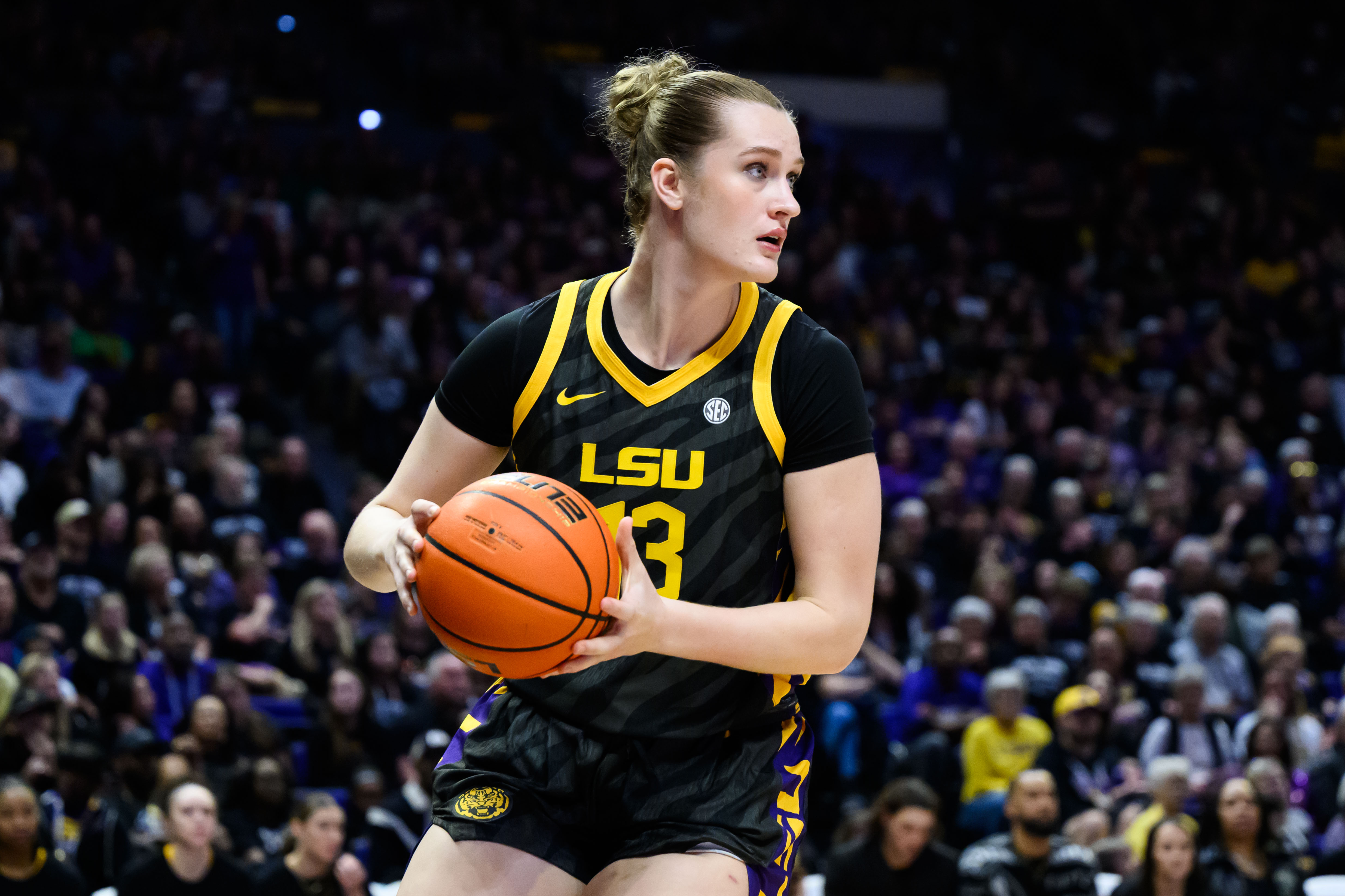 El jugador ucraniano abandona el baloncesto de LSU semanas después de fichar al pívot ruso