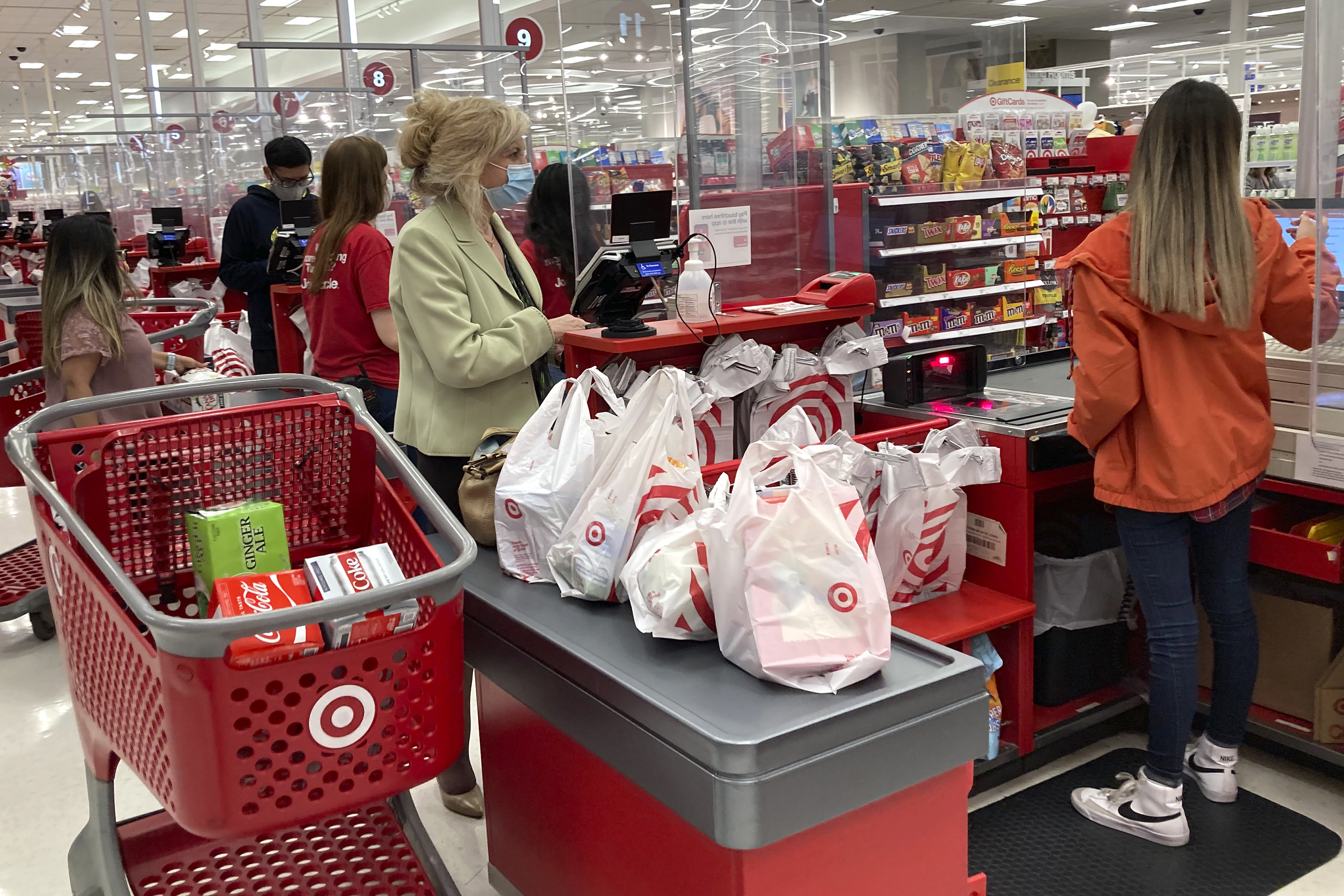 U.S. consumers hang in there despite a bigger inflation bite - Vimarsana News