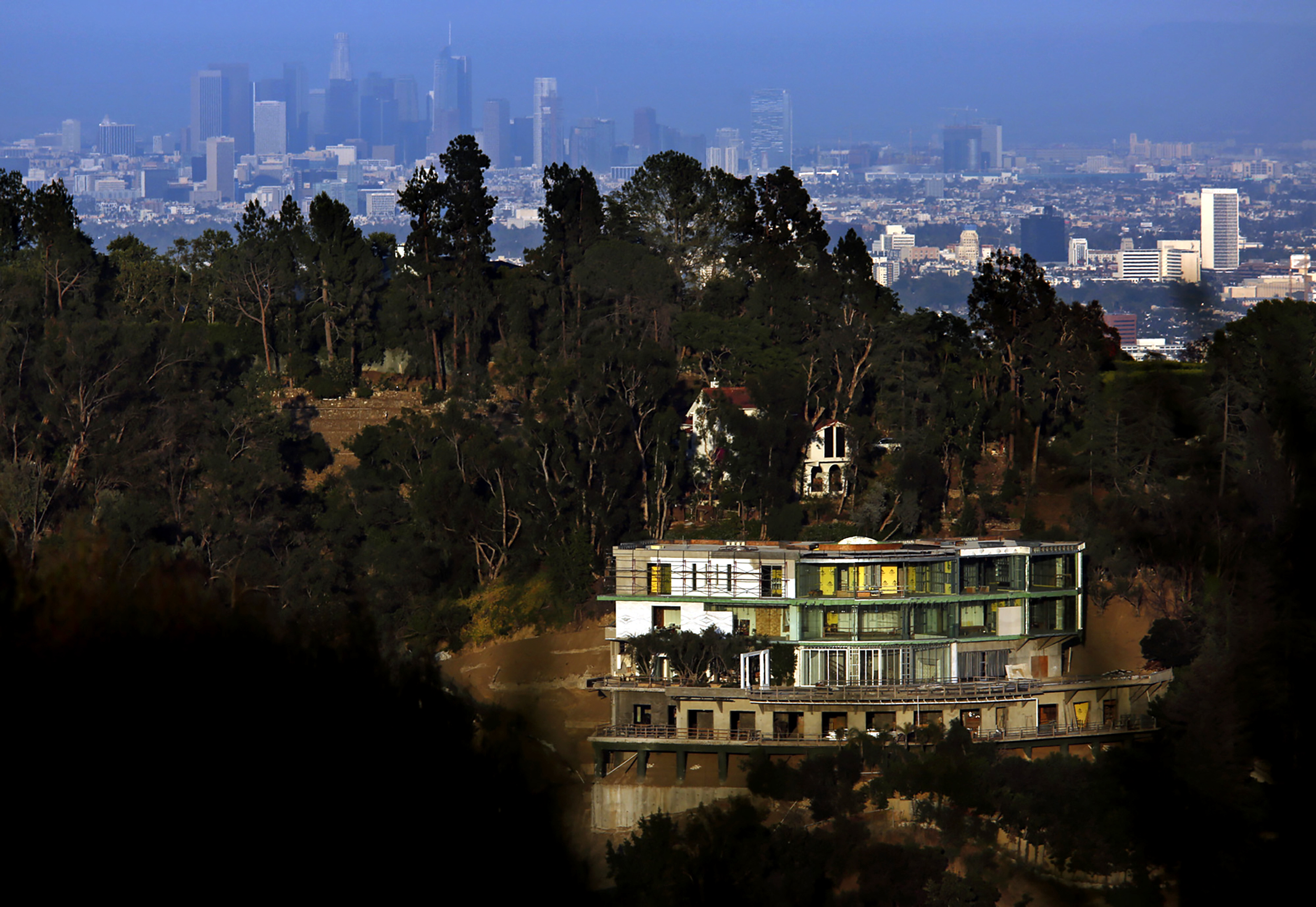 Mohamed Hadid's Bel-Air estate is auctioned off for $5 million - Vimarsana News