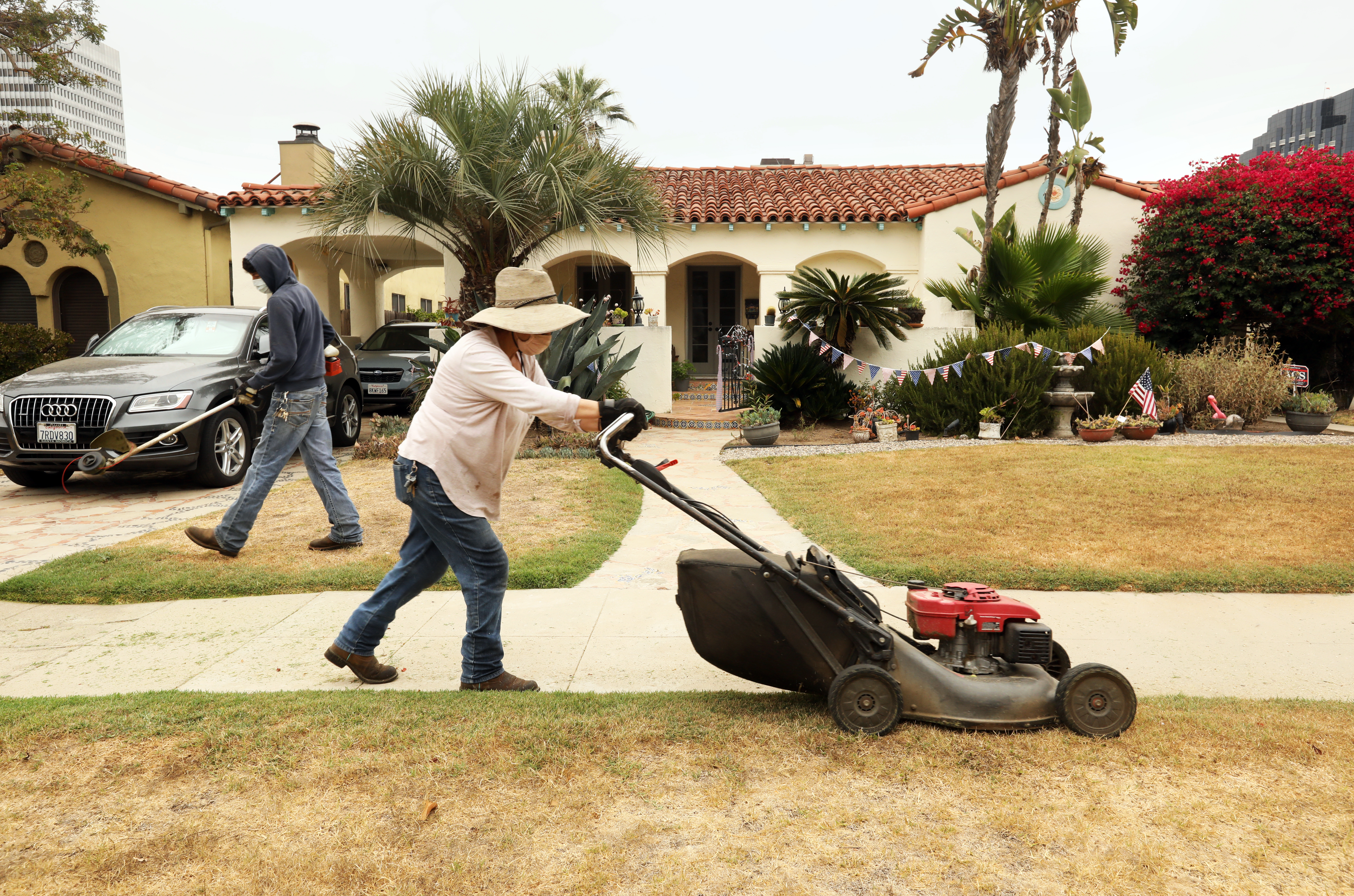 L.A. tries to live with brown lawns as water restrictions yield results: 'It's so sad' - Vimarsana News
