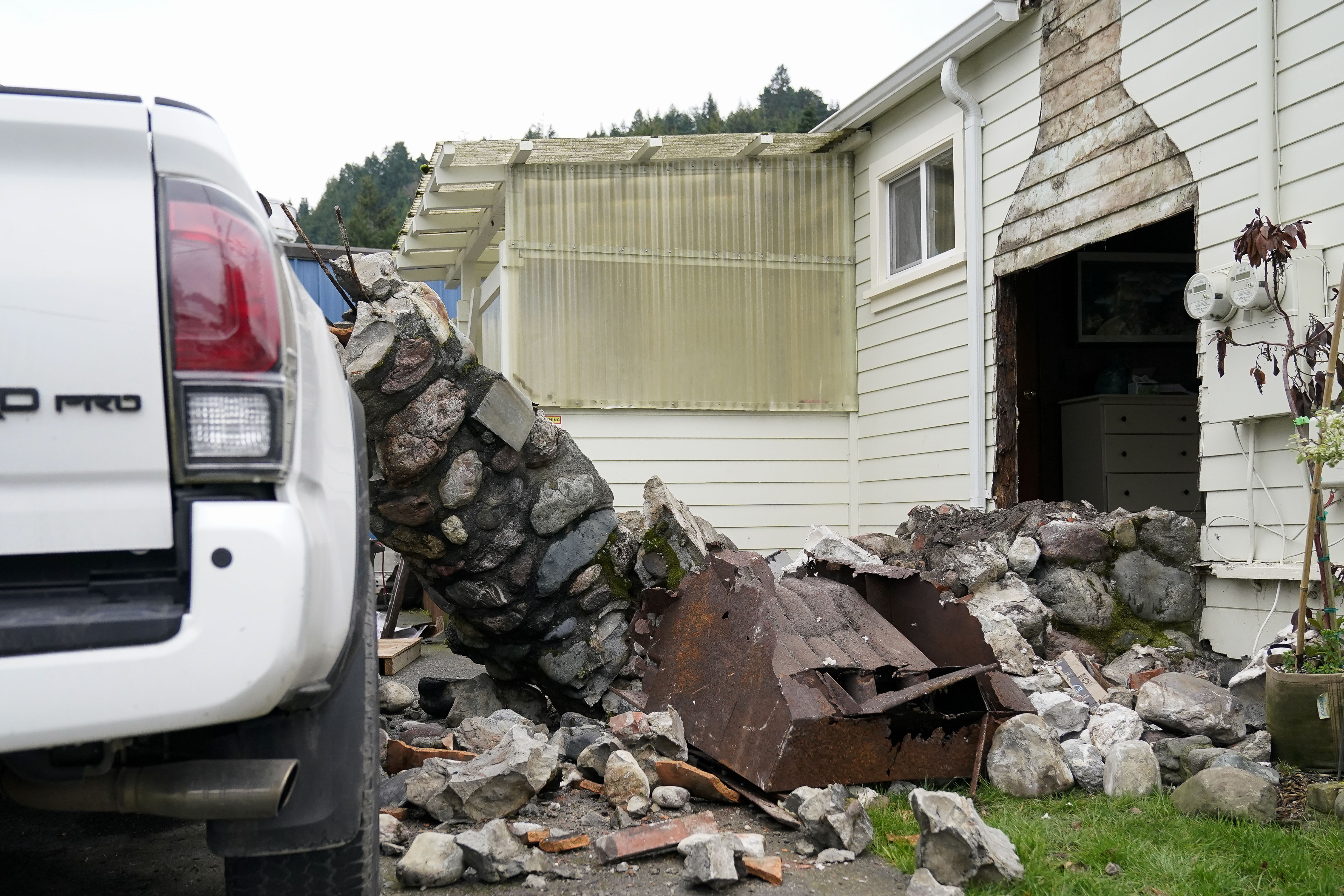 Humboldt County tallies quake damage as power outages persist - Vimarsana News