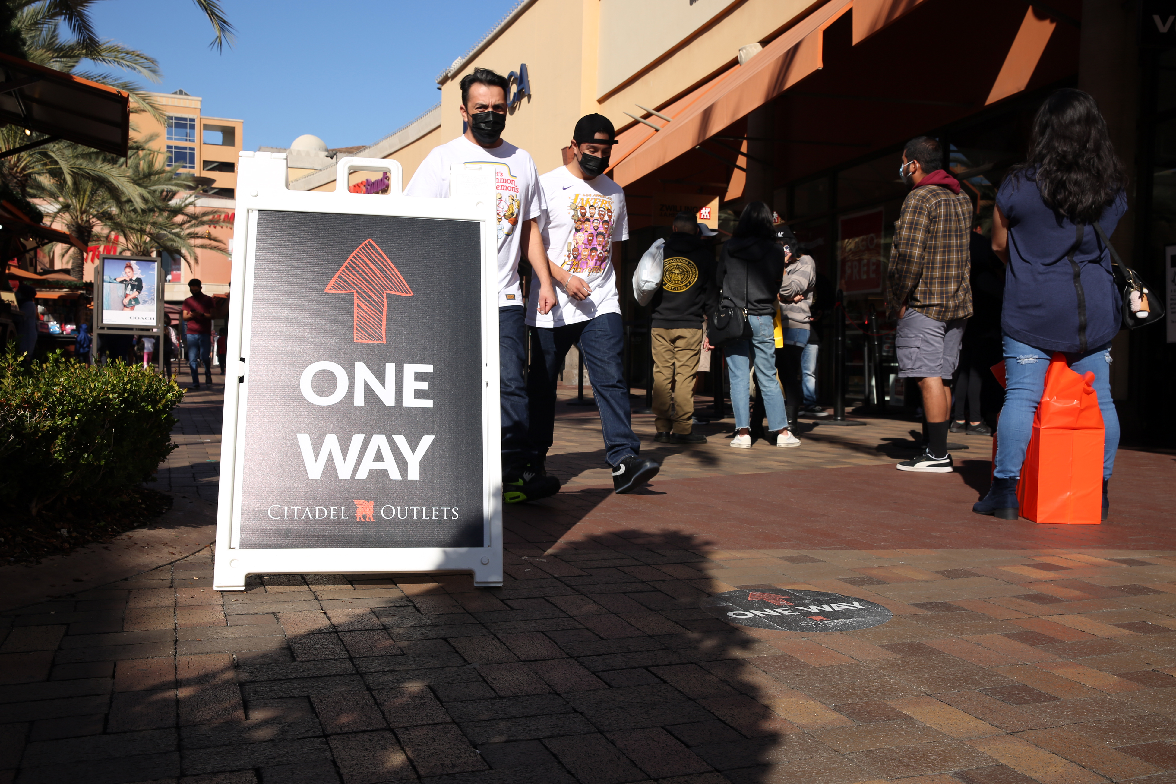 COVID-19 cases surge at malls as holiday shoppers pour in - Vimarsana News