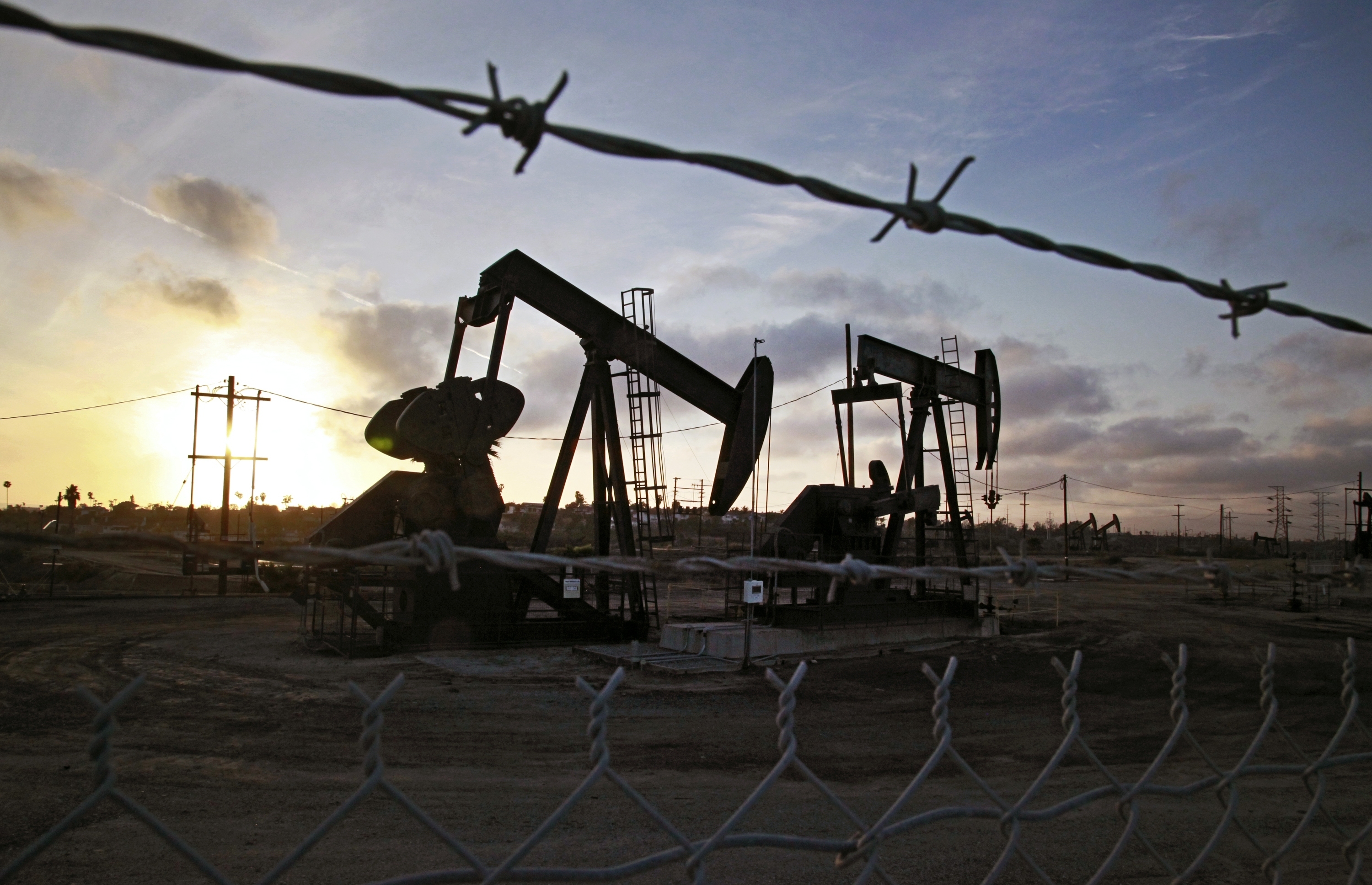 Pipeline leaks over 1,600 gallons of oil at Inglewood field - Vimarsana News