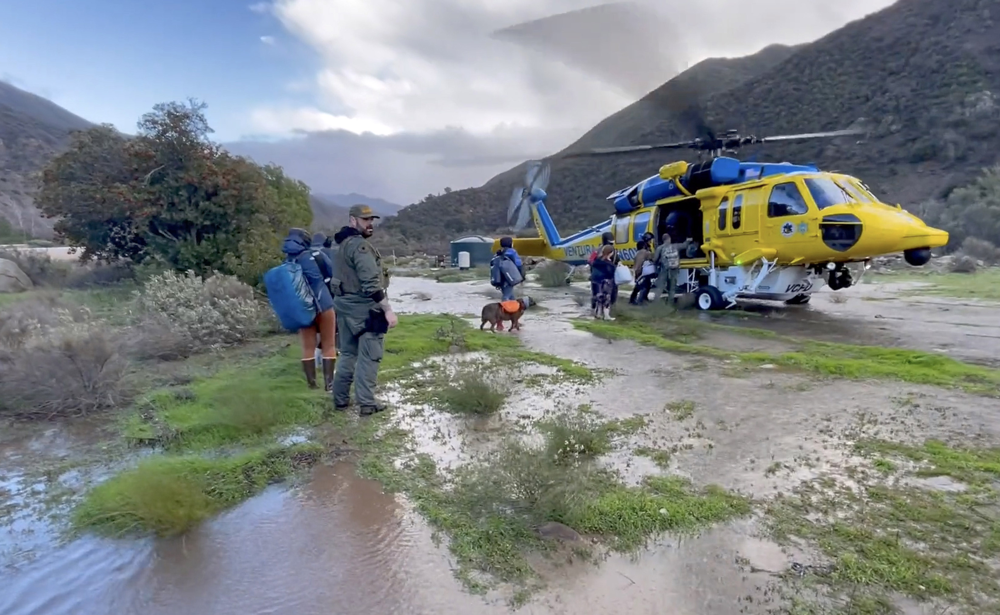 Helicopters evacuate residents of Ventura County town left isolated by storm damage - Vimarsana News