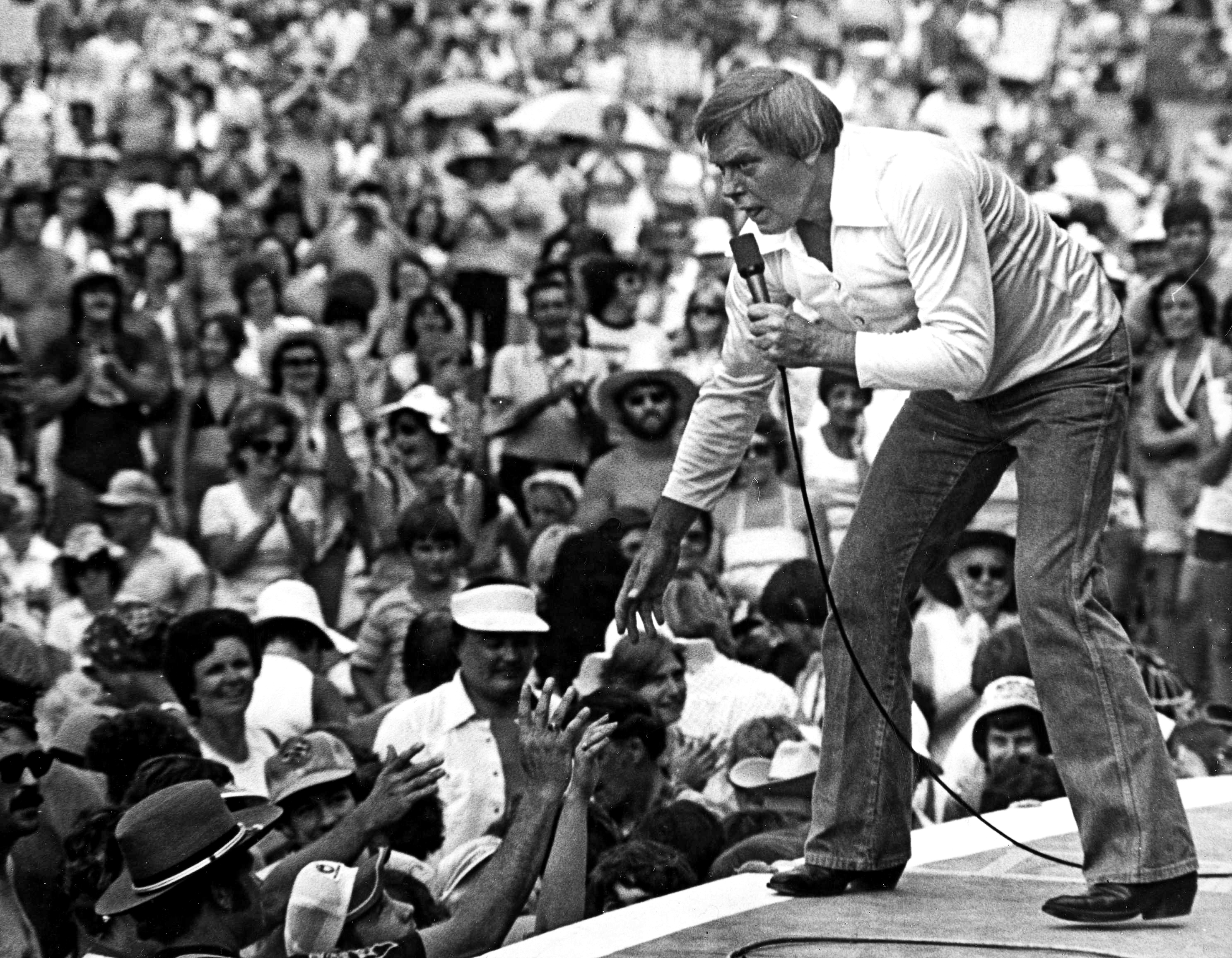 Country's Tom T. Hall, a songwriter's songwriter, dies at 85 - Vimarsana News
