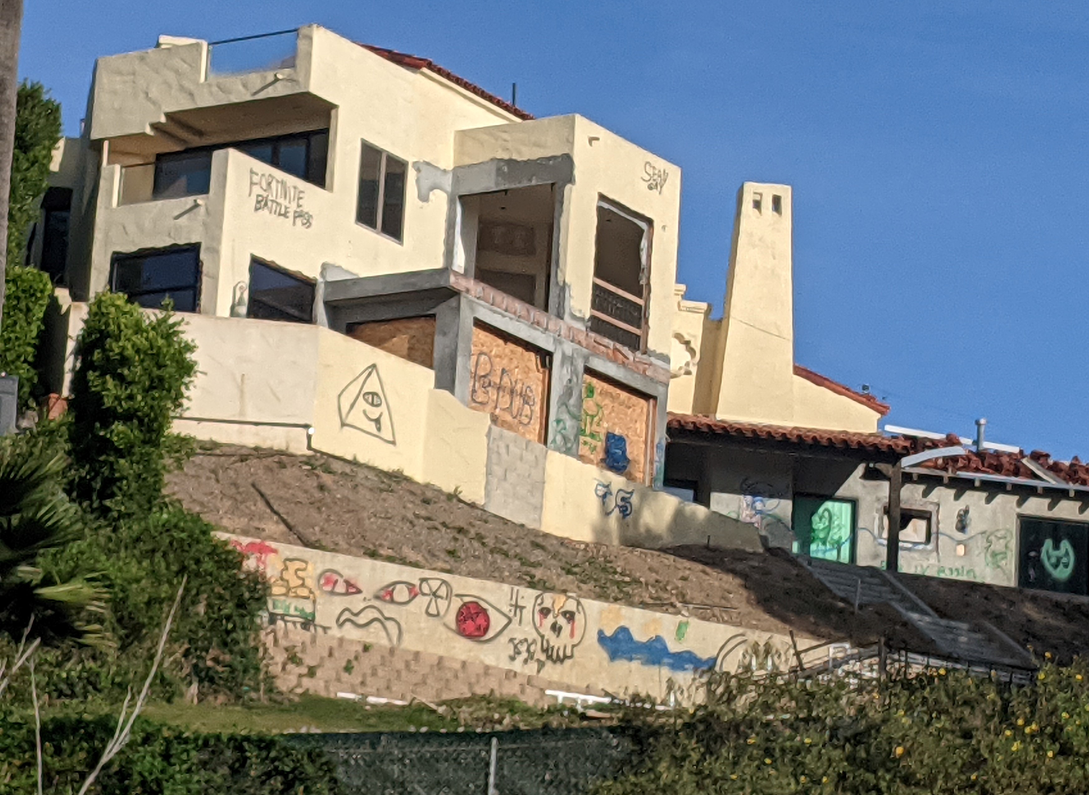 Tarnishing the Jewel: Graffiti house, broken-down benches - Vimarsana News