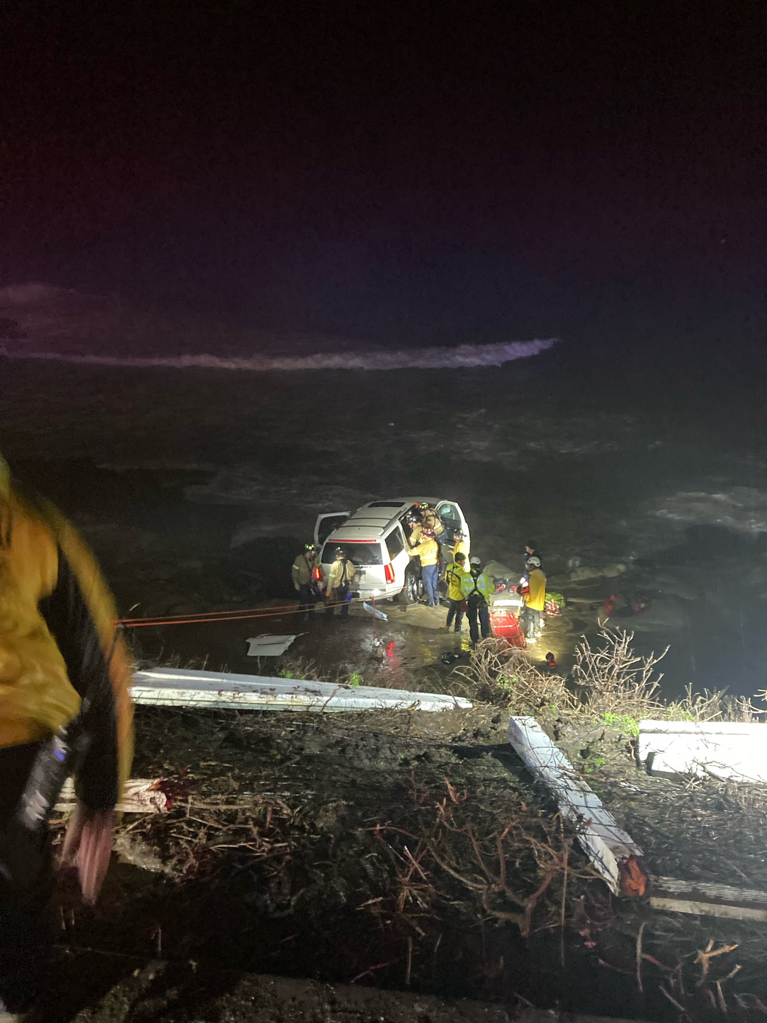 Driver rescued after vehicle goes off La Jolla road and down coastal cliff - Vimarsana News