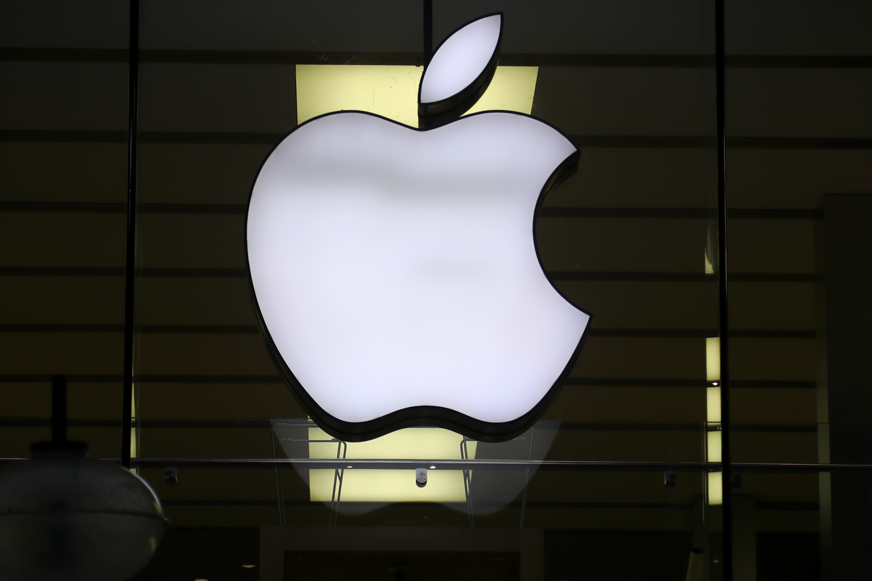 Apple aims to prevent defections with $180,000 bonuses - Vimarsana News