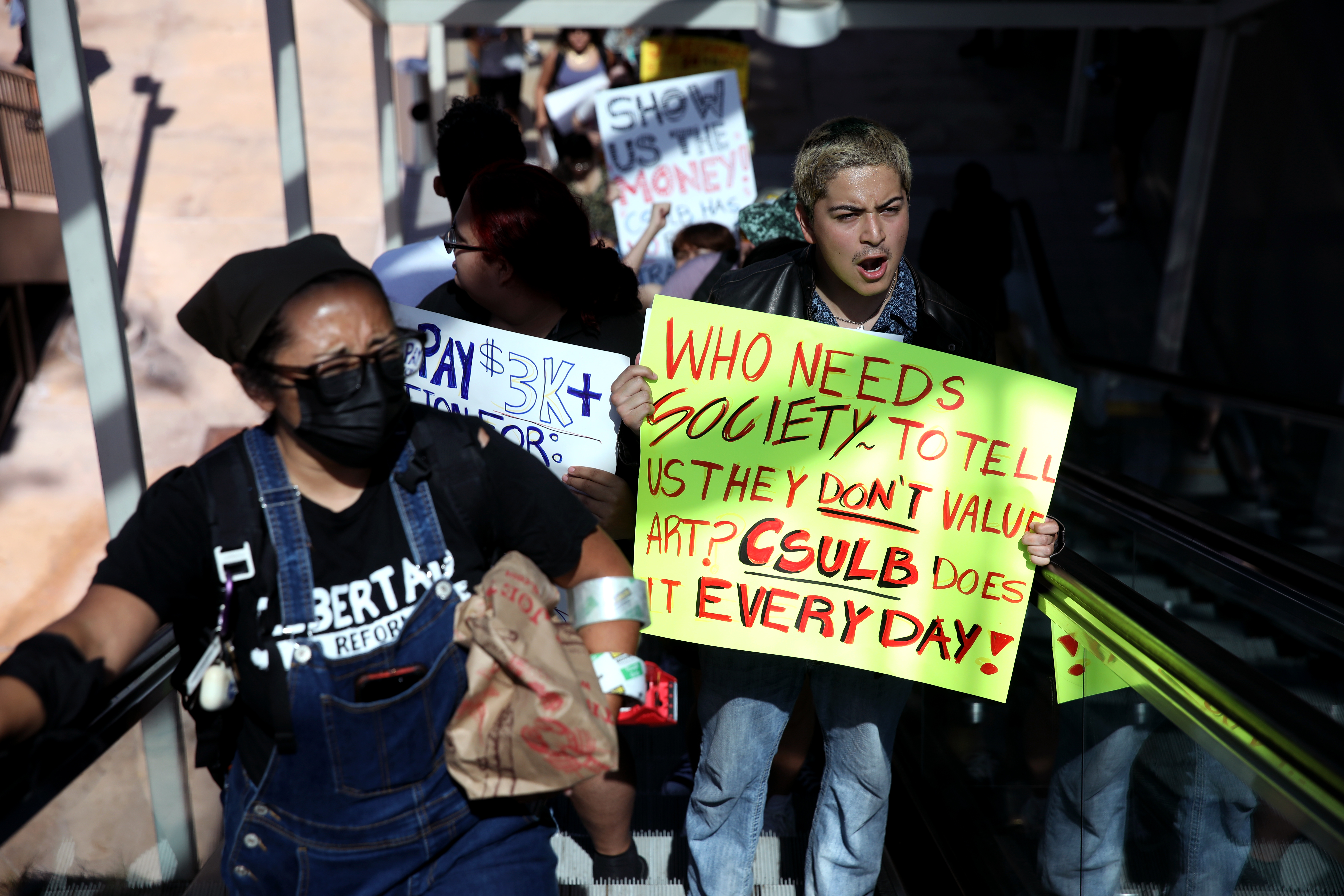 Amid heat wave, Cal State Long Beach art students plead for air conditioning - Vimarsana News
