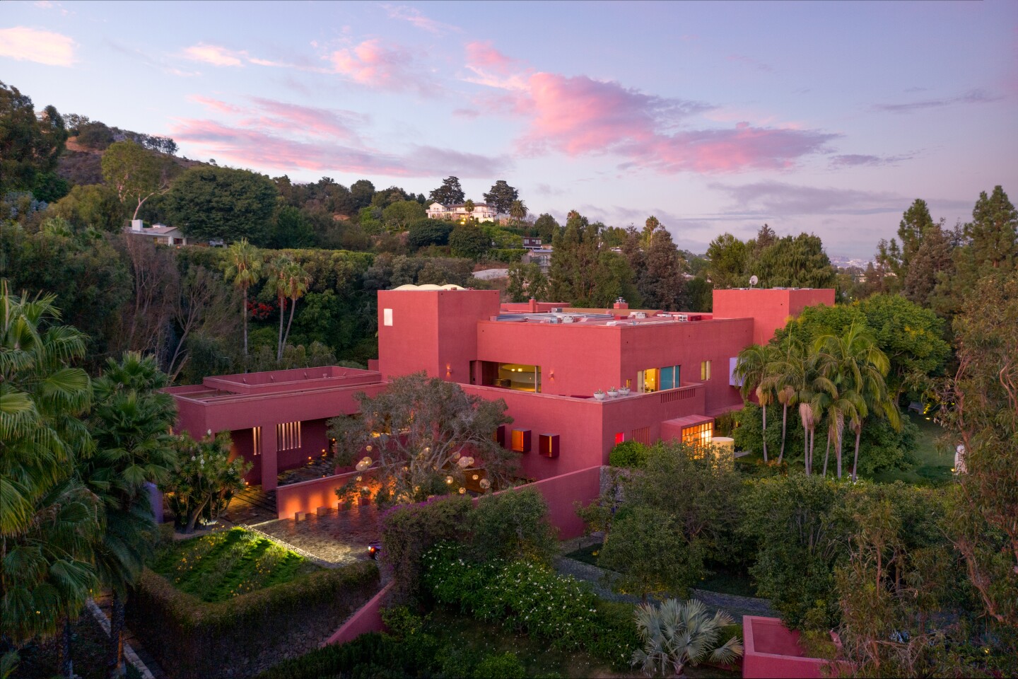 Real Estate newsletter: A $75-million hot-pink mega-mansion - Vimarsana News