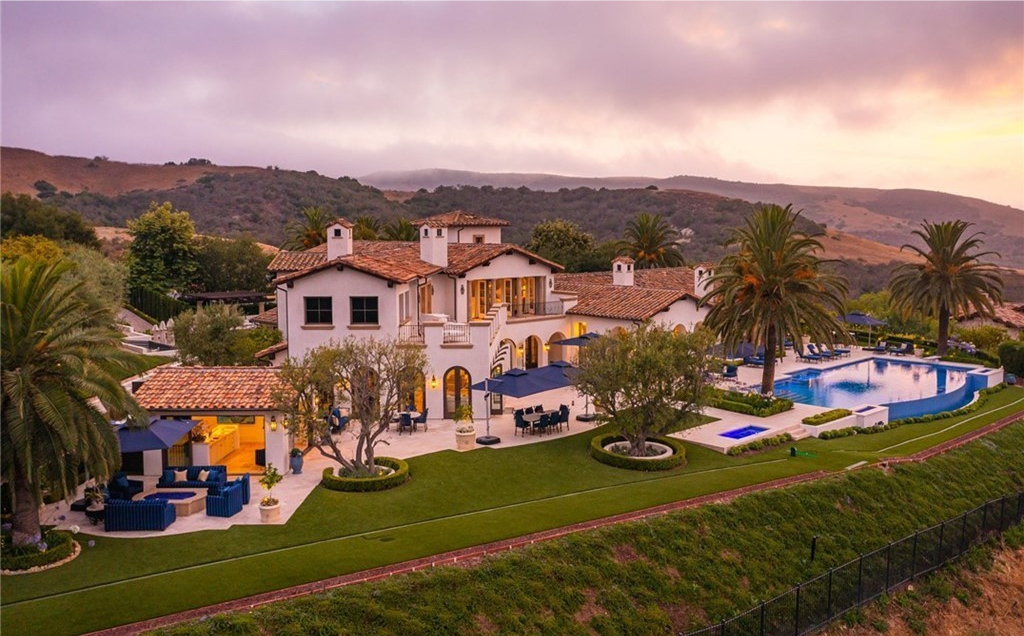 Real Estate newsletter: Makeup mogul aims for all-time record - Vimarsana News