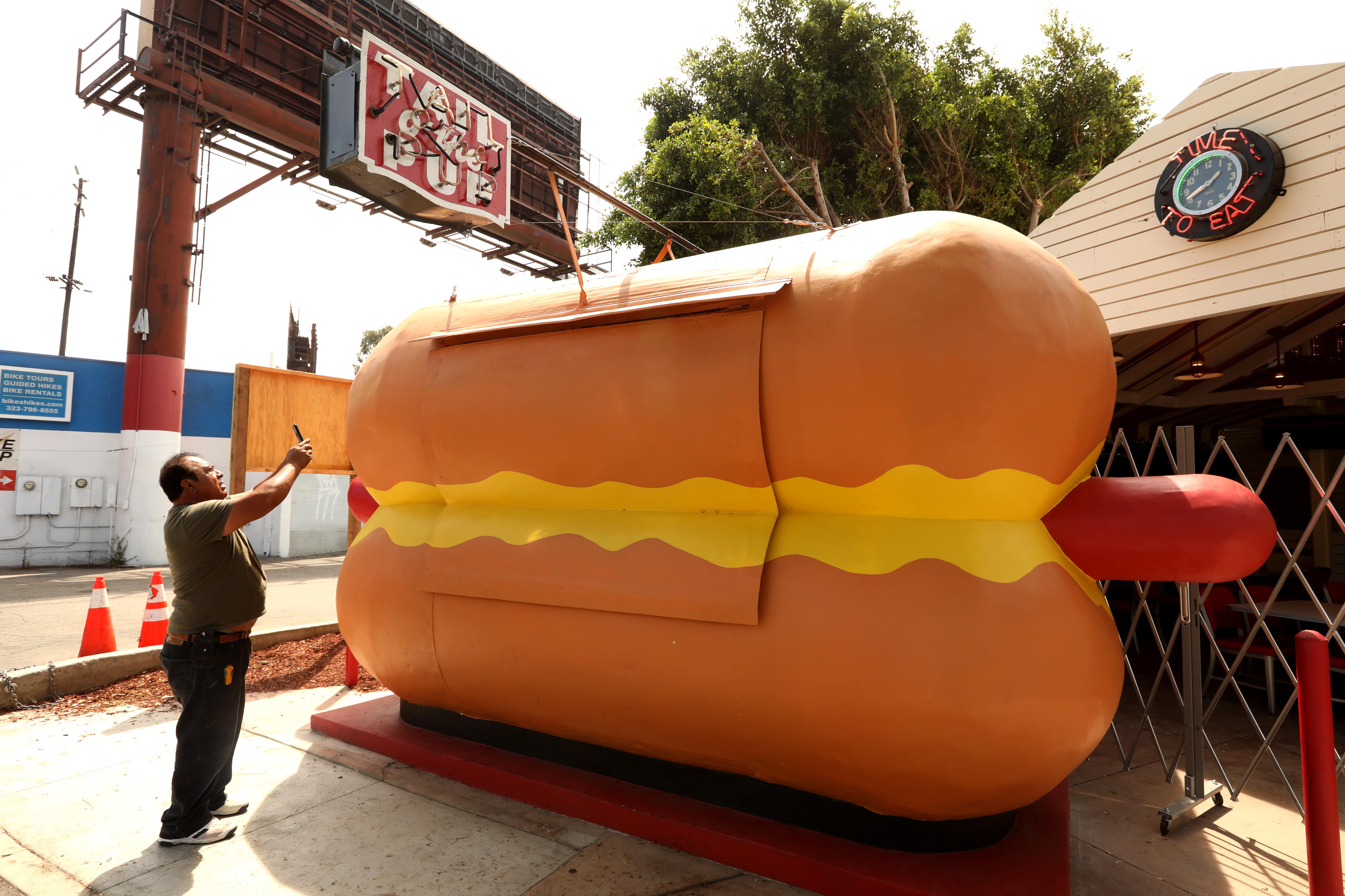 Iconic hot dog stand Tail o' the Pup reopens in West Hollywood - Vimarsana News