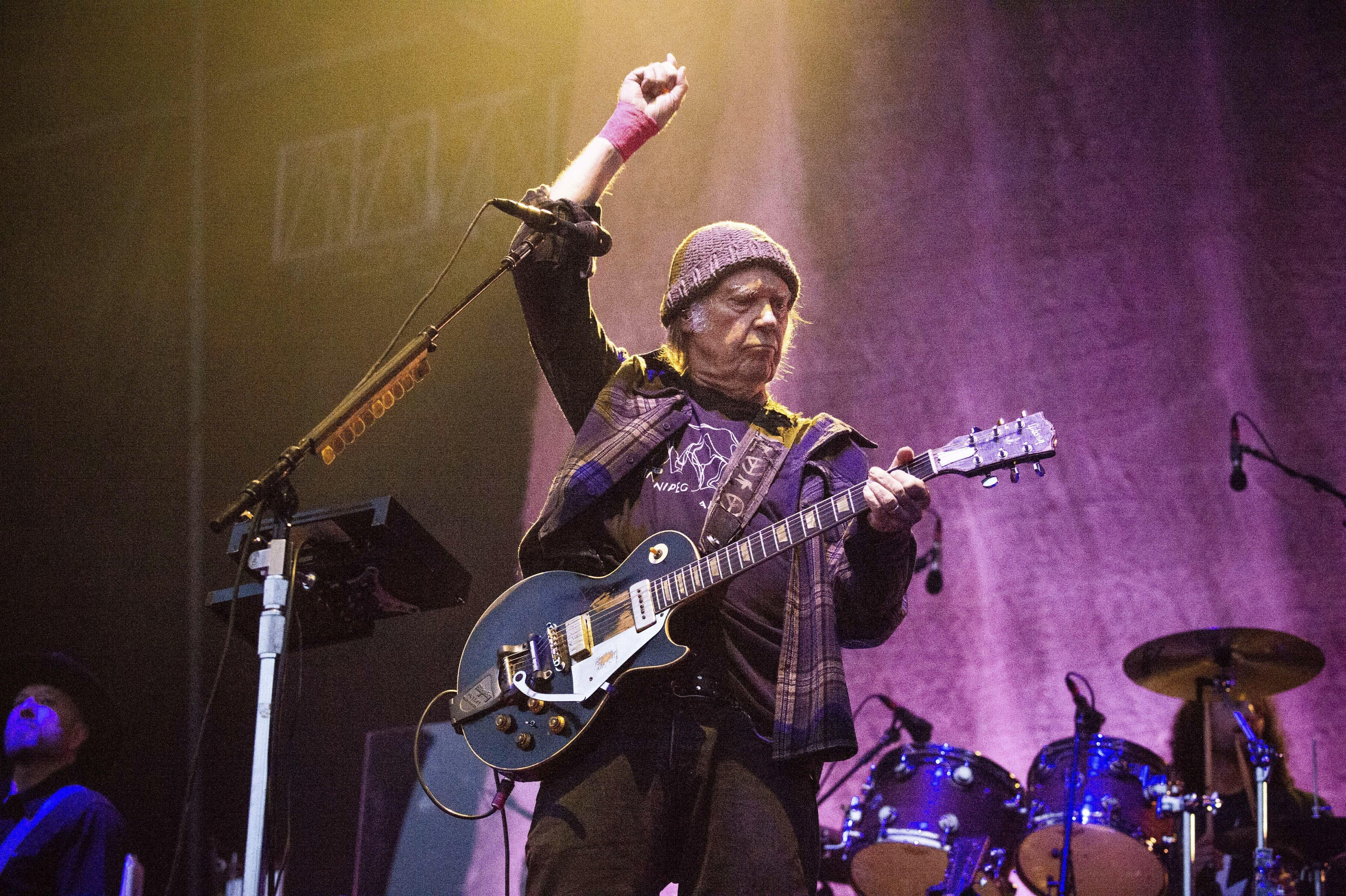 Neil Young announces first performance since pandemic began - Vimarsana News