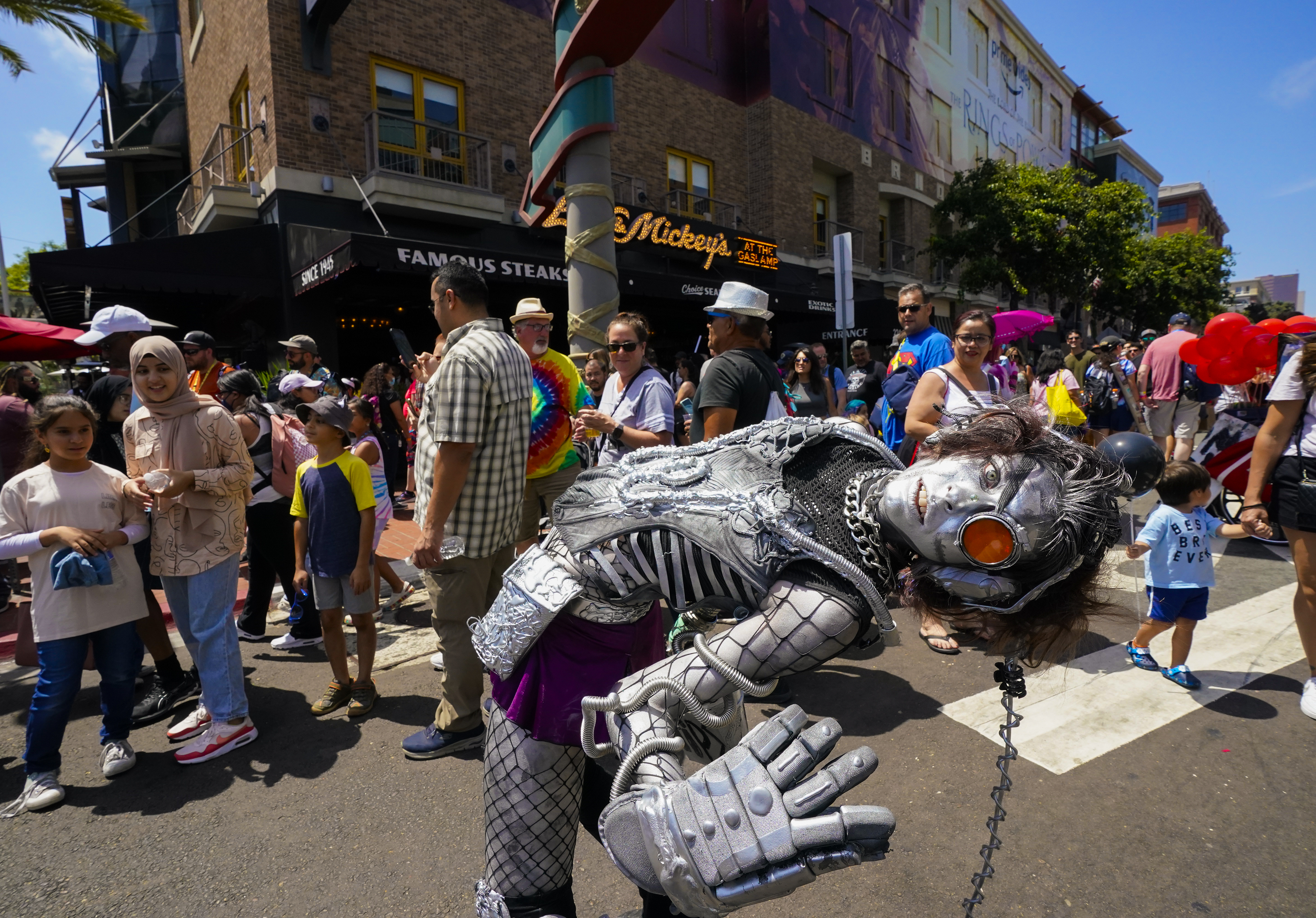 Downtown San Diego parties on as Comic-Con approaches last day - Vimarsana News