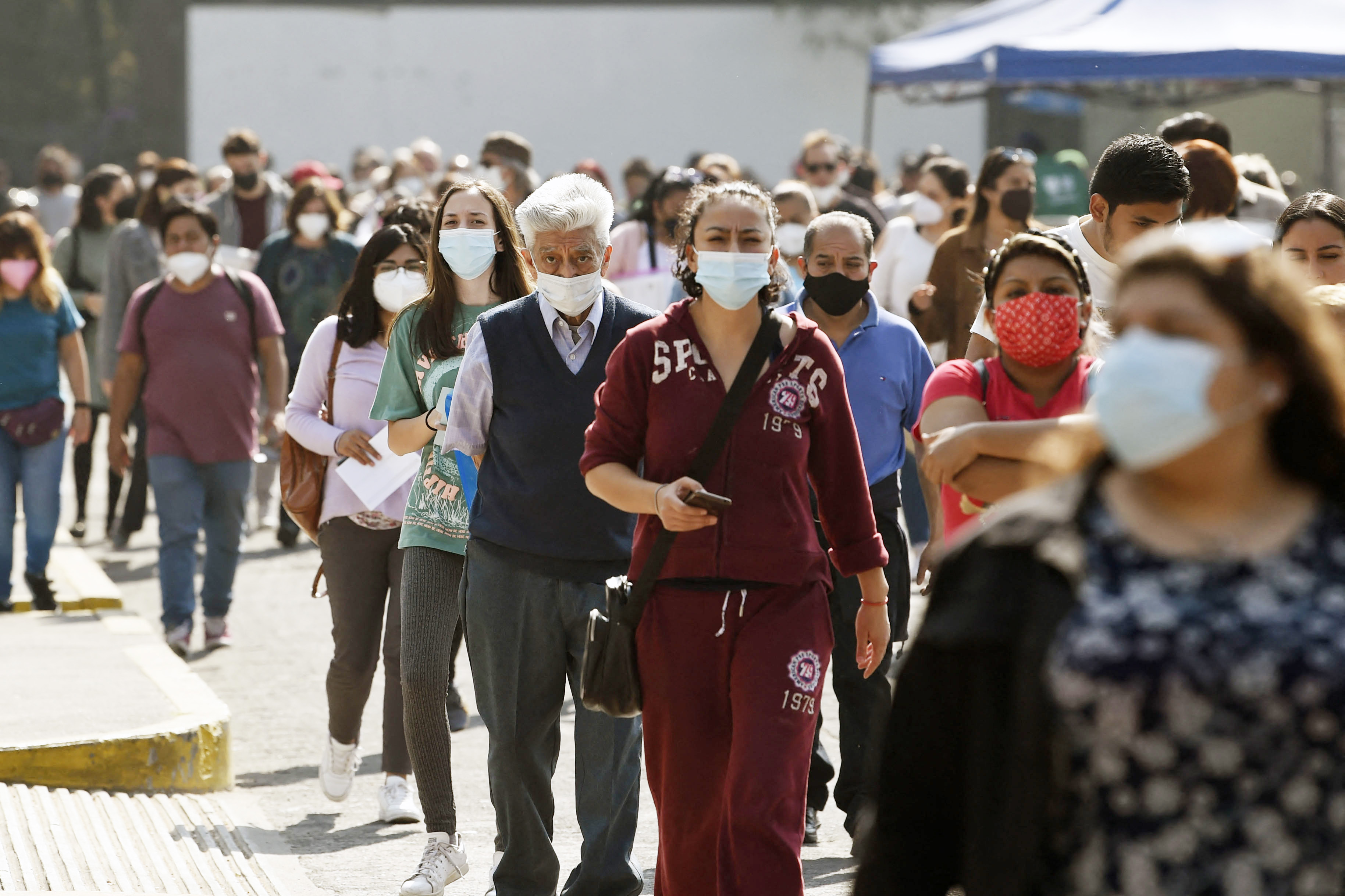 Mexico treats Omicron with a pandemic-as-usual approach - Vimarsana News