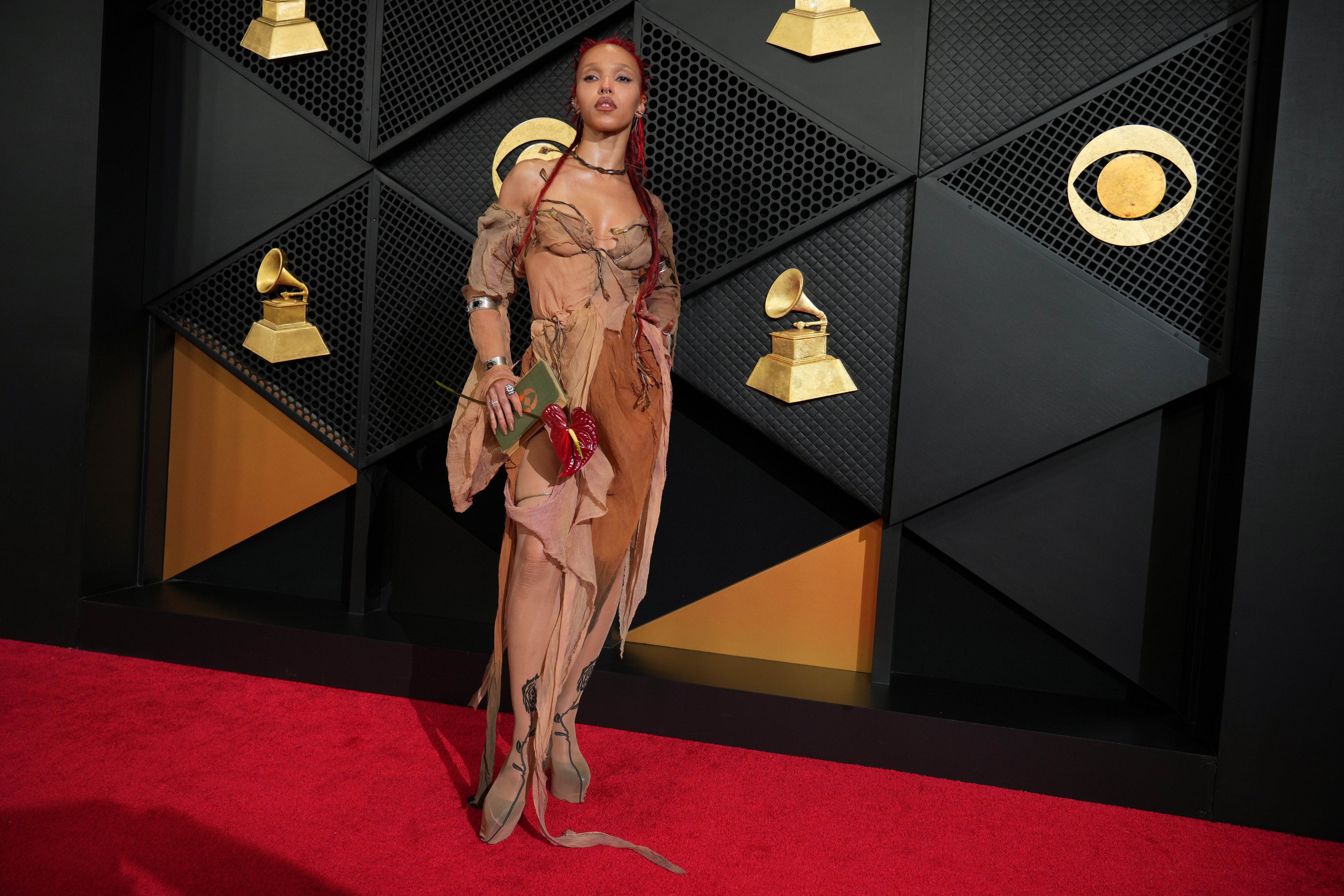 FKA twigs , Addison Rae y otros lucen moda atrevida y divertida en la alfombra roja de los Grammy