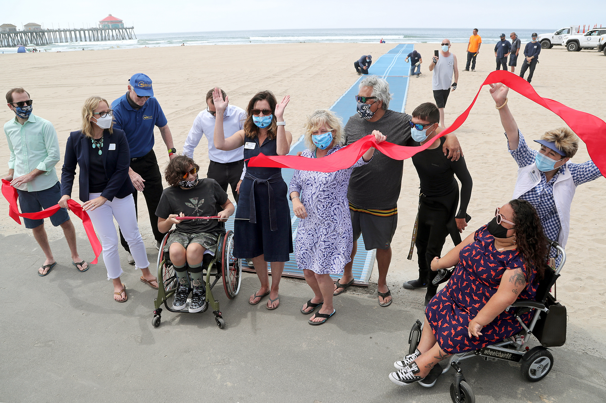 Huntington Beach debuts its first Mobi-Mat for easy beach access - Vimarsana News