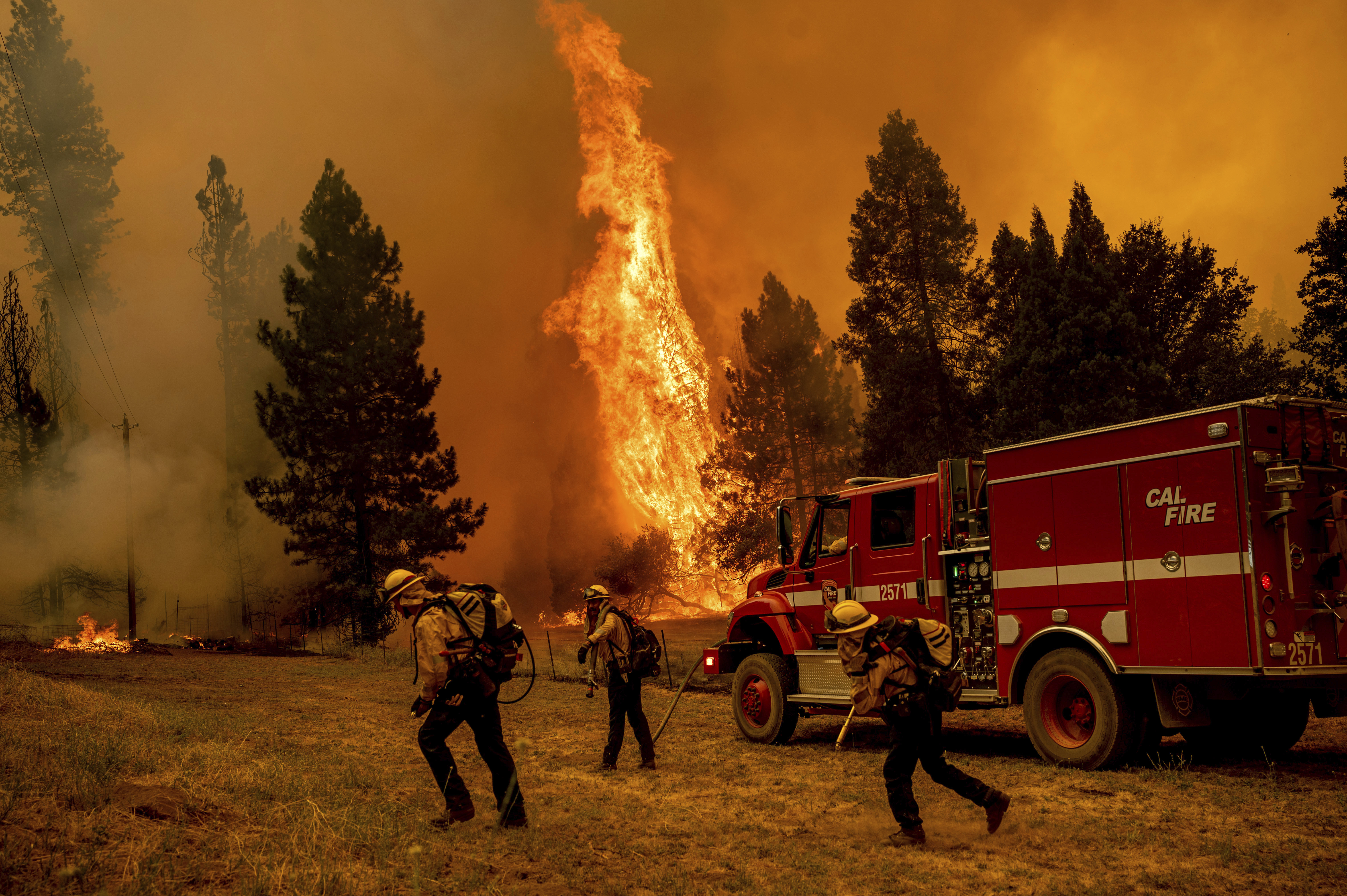 Firefighters face punishing weather conditions in battle against raging fire near Yosemite - Vimarsana News