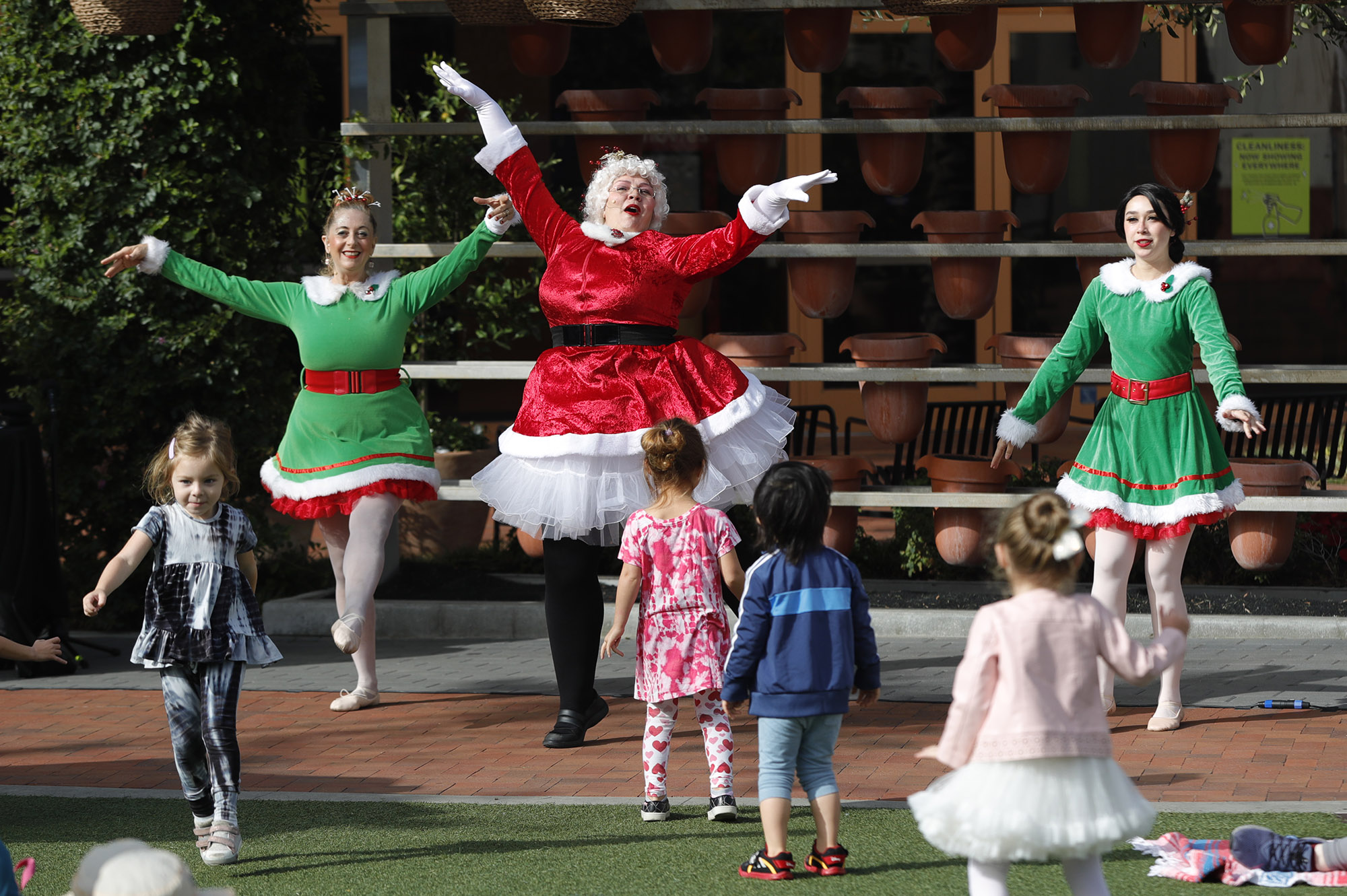 Play, pose and pirouette as Huntington Beach's Bella Terra celebrates the holiday season - Vimarsana News