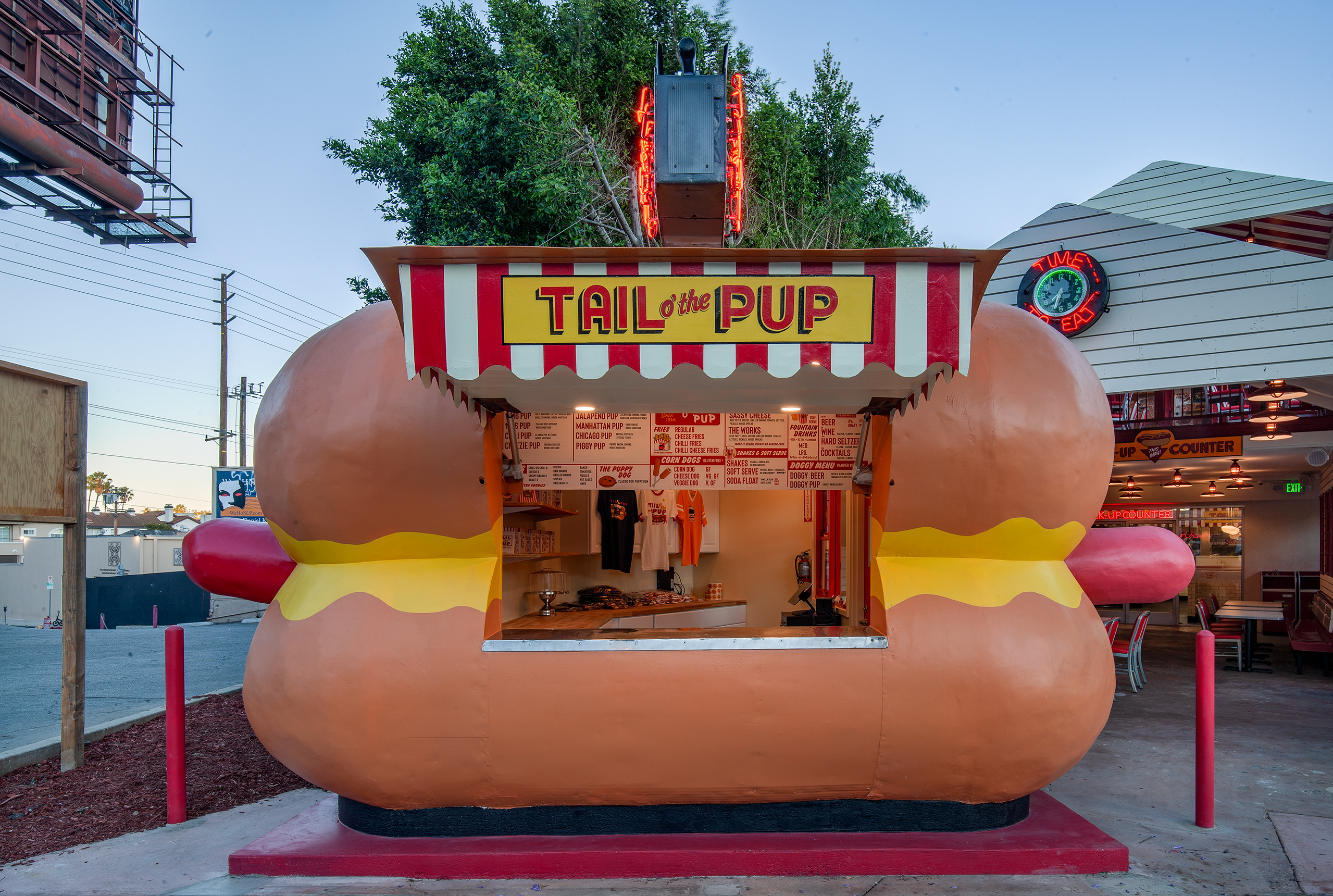 Iconic hot dog-shaped stand Tail o' the Pup makes a comeback - Vimarsana News