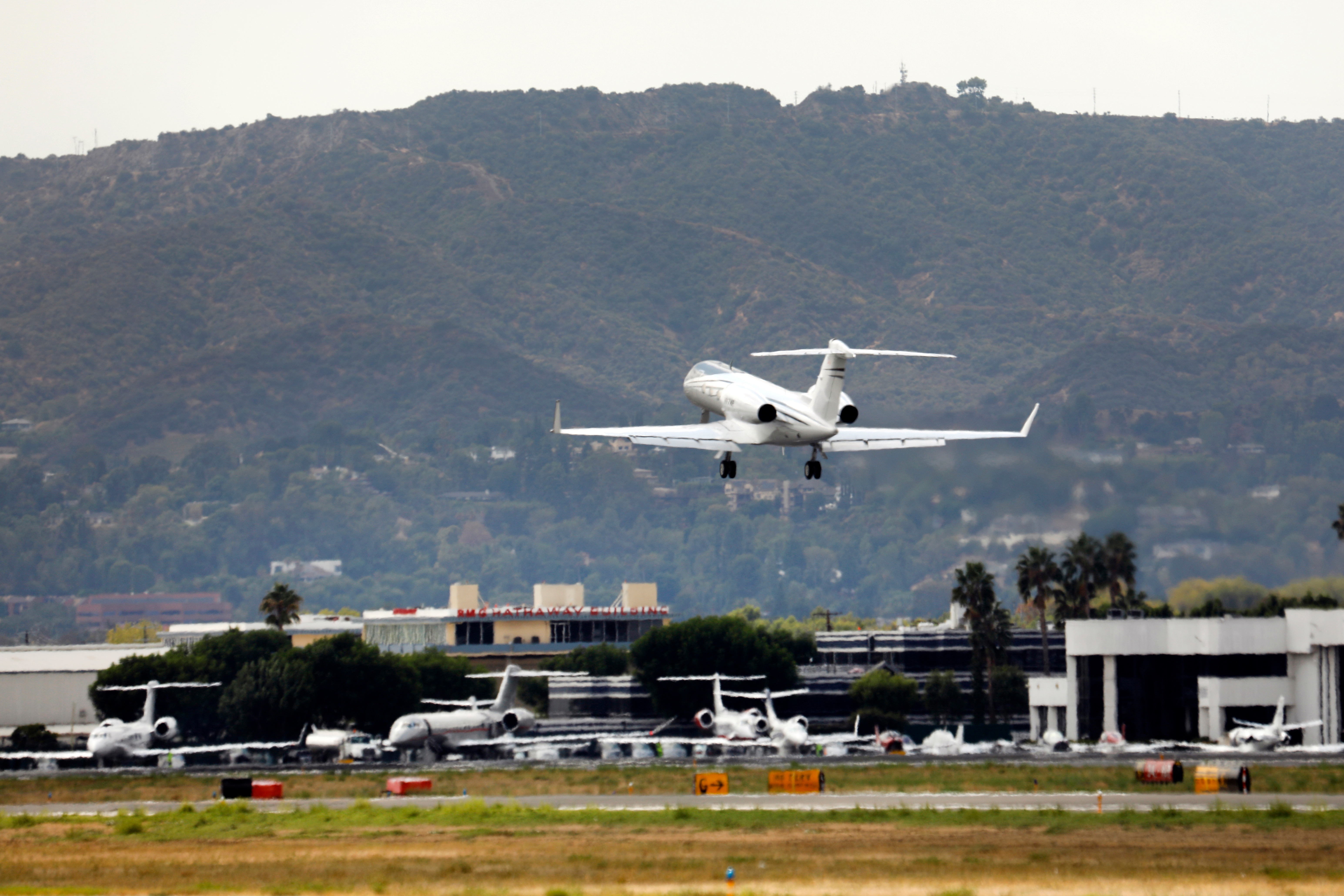 Residents near Van Nuys Airport feel heard but still angry - Vimarsana News