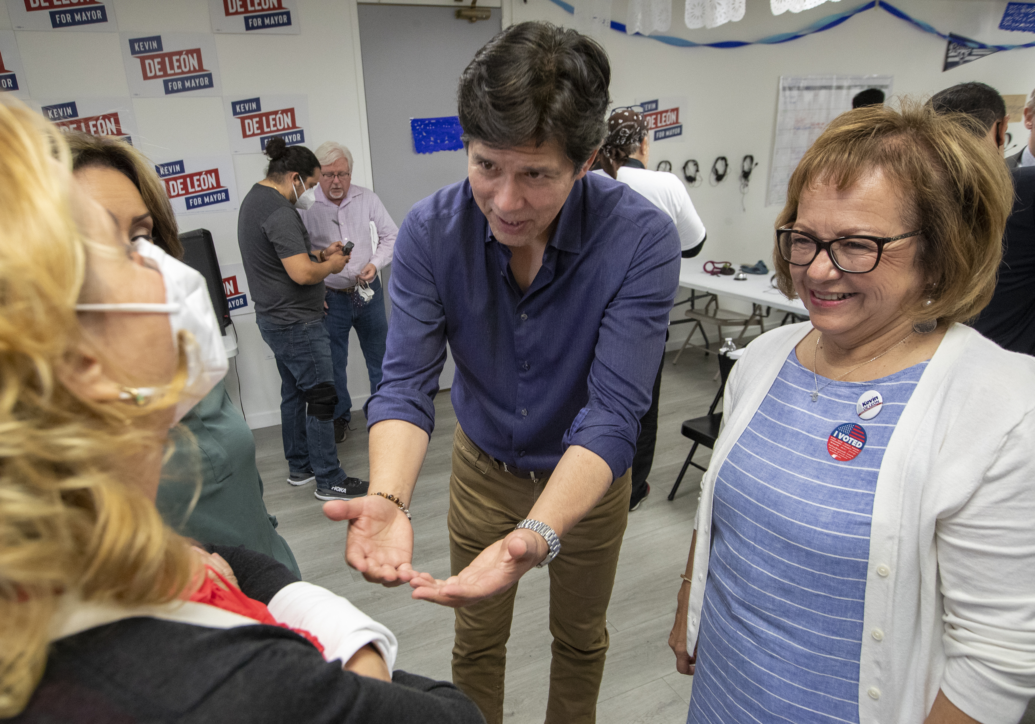 De León and other council members tussle on redistricting - Vimarsana News