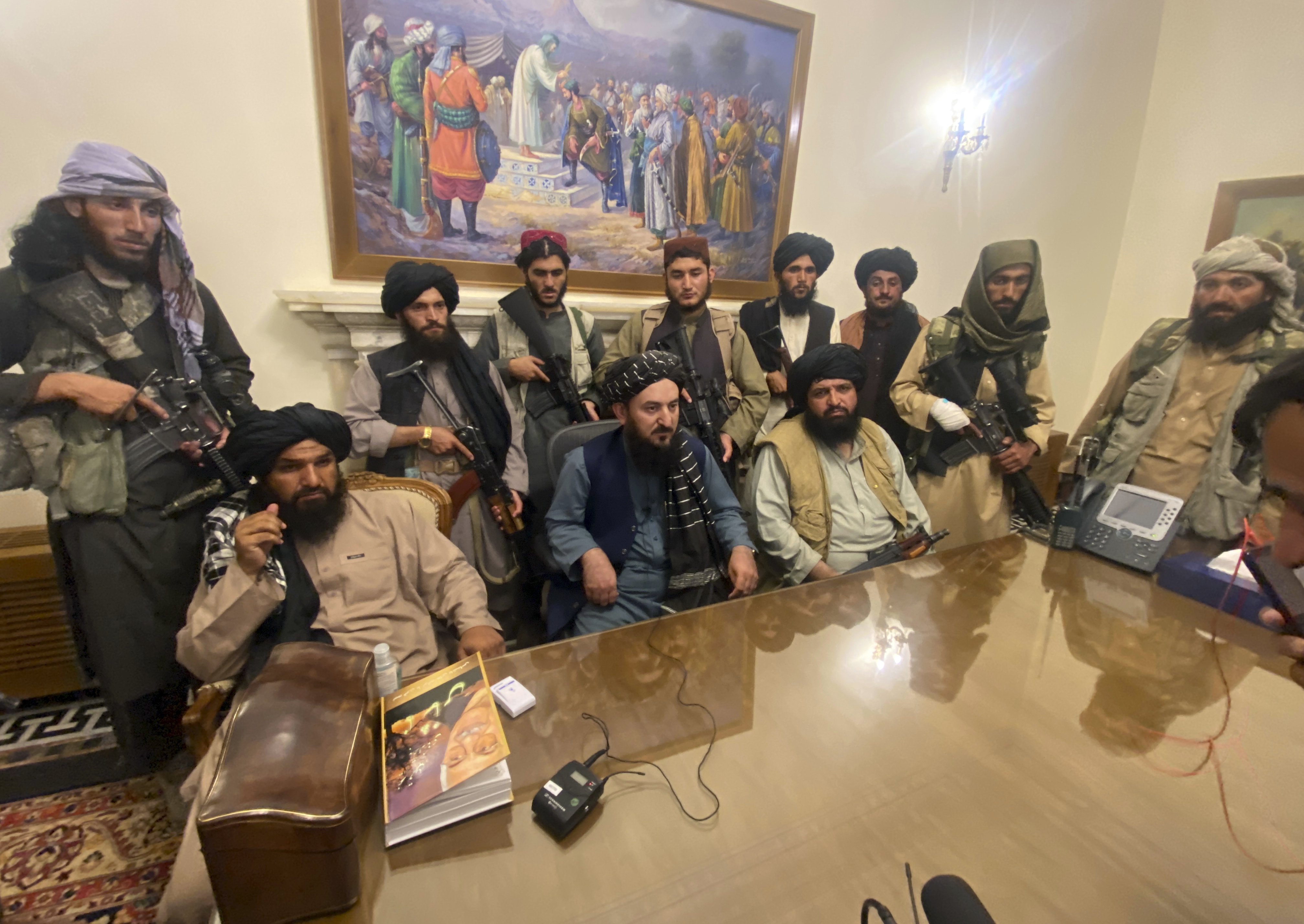 Taliban fighters enter Kabul, await a 'peaceful transfer' of power - Vimarsana News