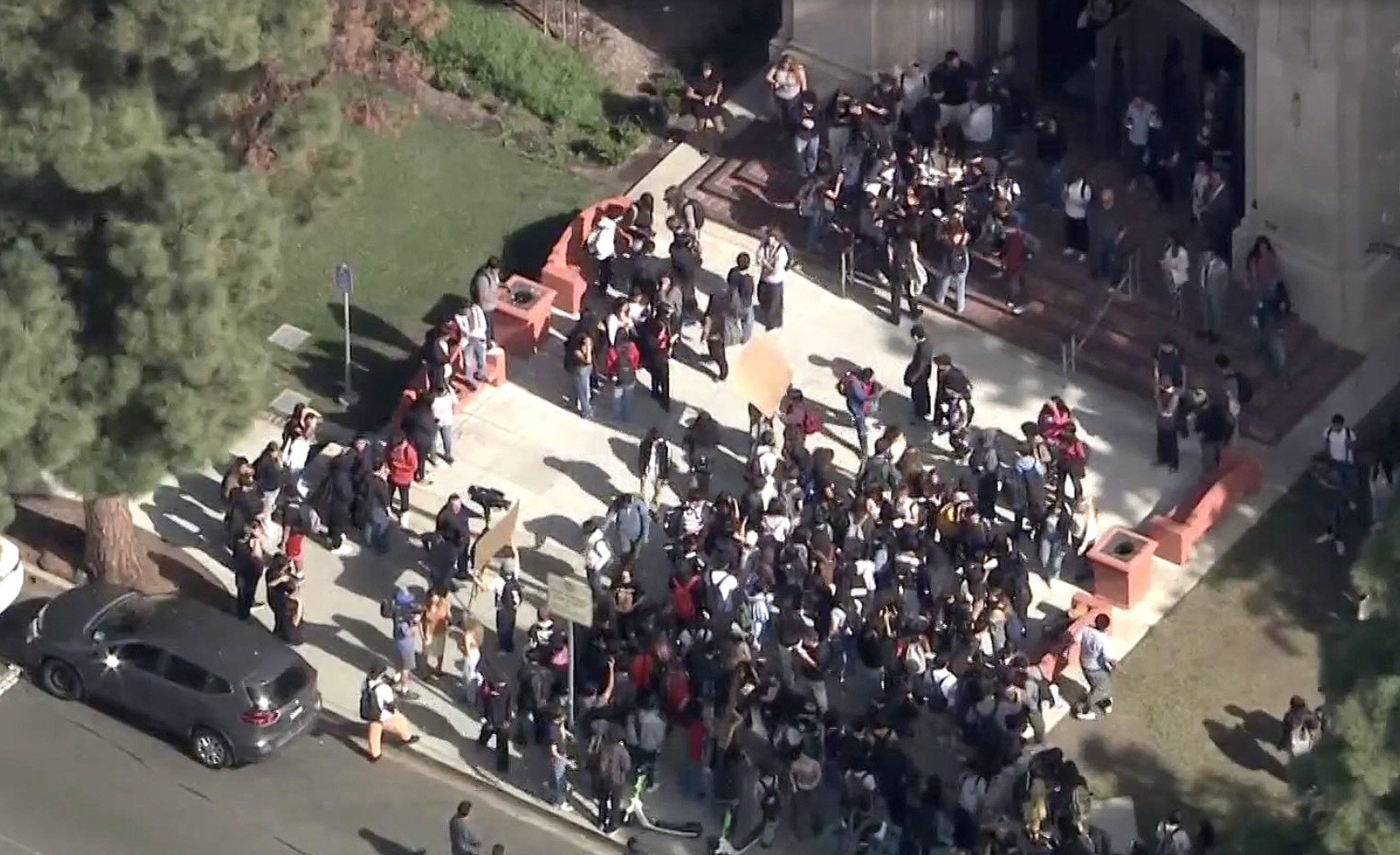 Los Angeles students walk out at Marshall High after stabbing - Vimarsana News