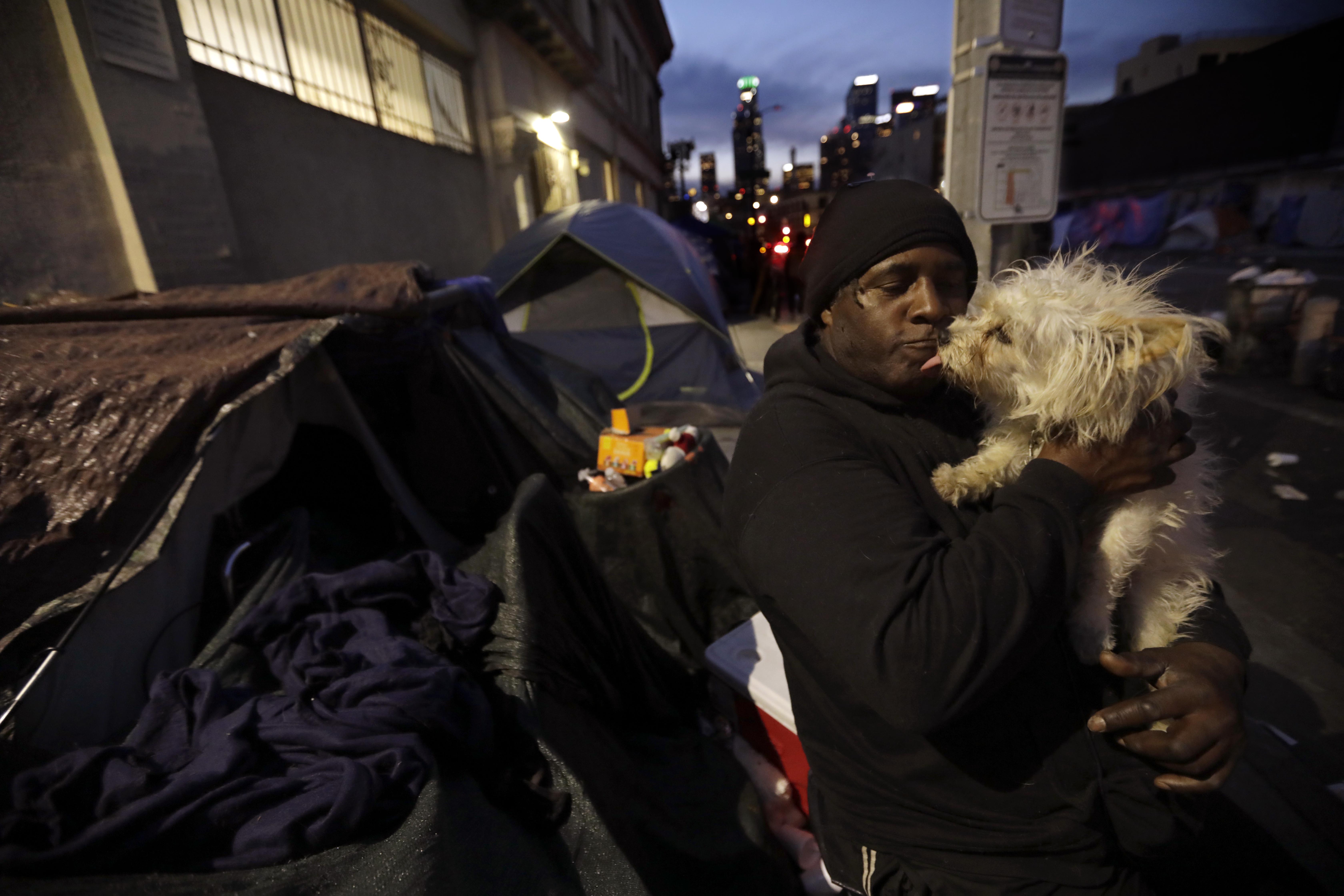 Karen Bass' homelessness plan: L.A. remains skeptical, poll shows - Vimarsana News