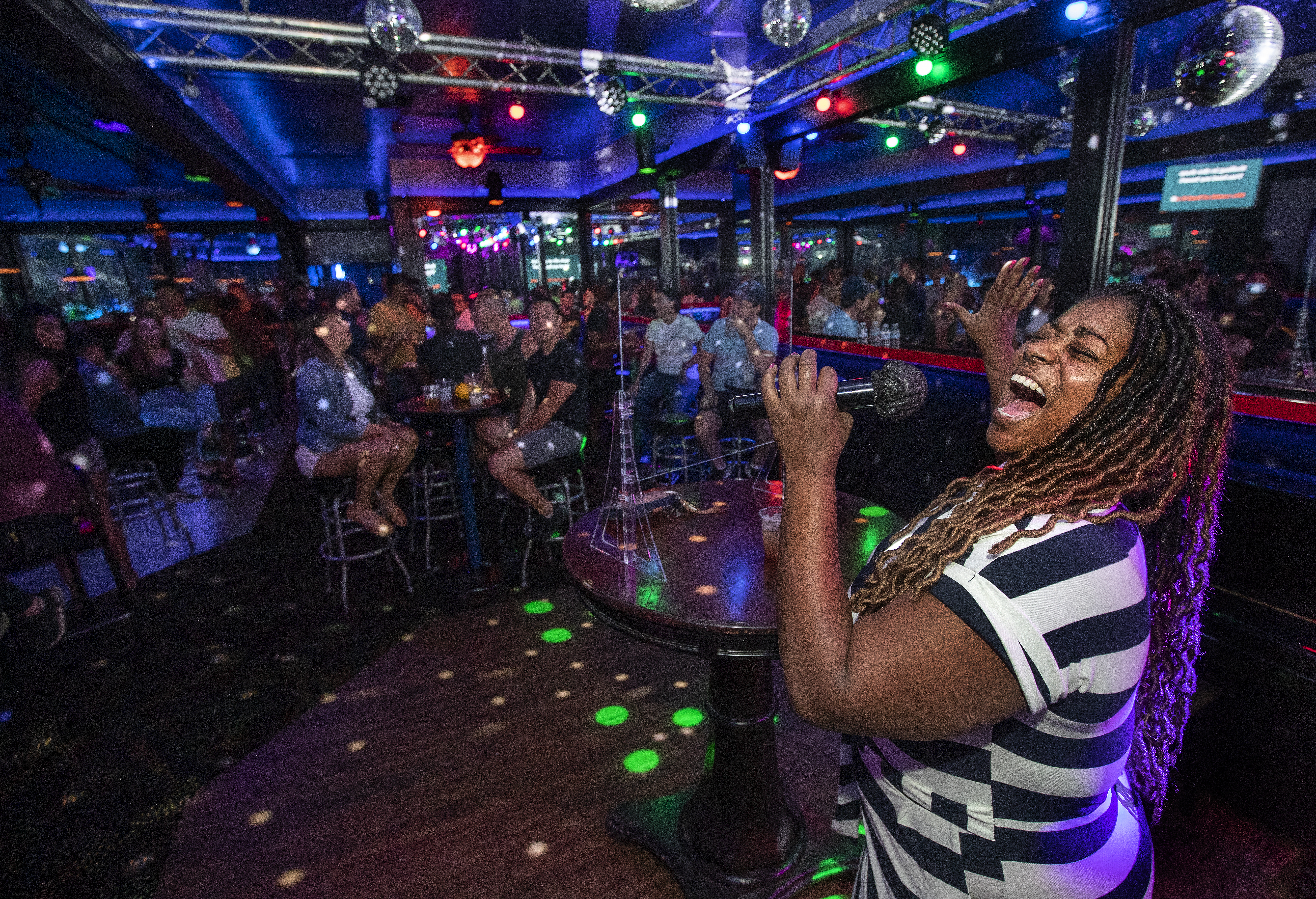 Your guide to hosting a Valentine's karaoke party - Vimarsana News
