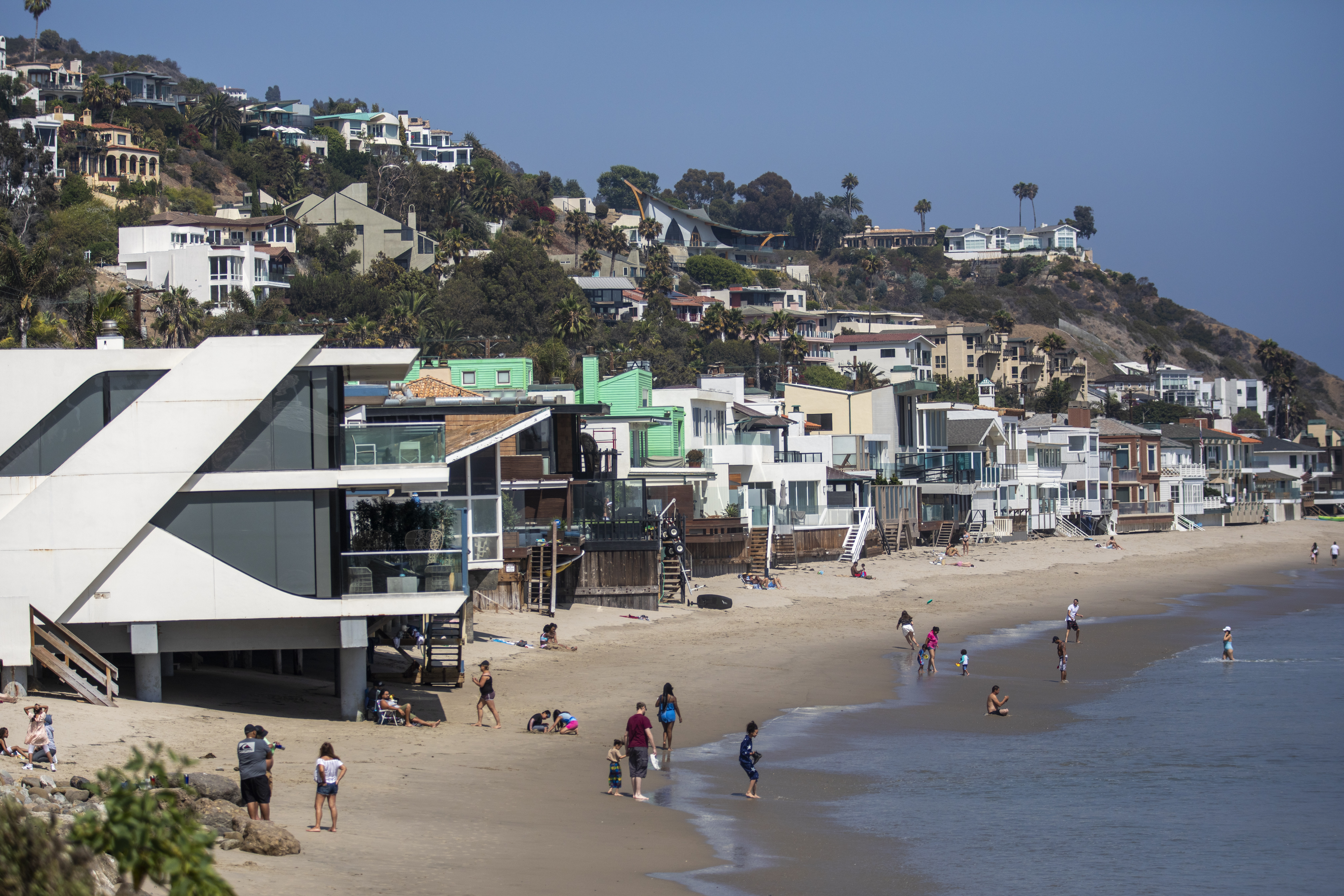 Prosecutors: 2 moved into man's Malibu home, stole millions - Vimarsana News