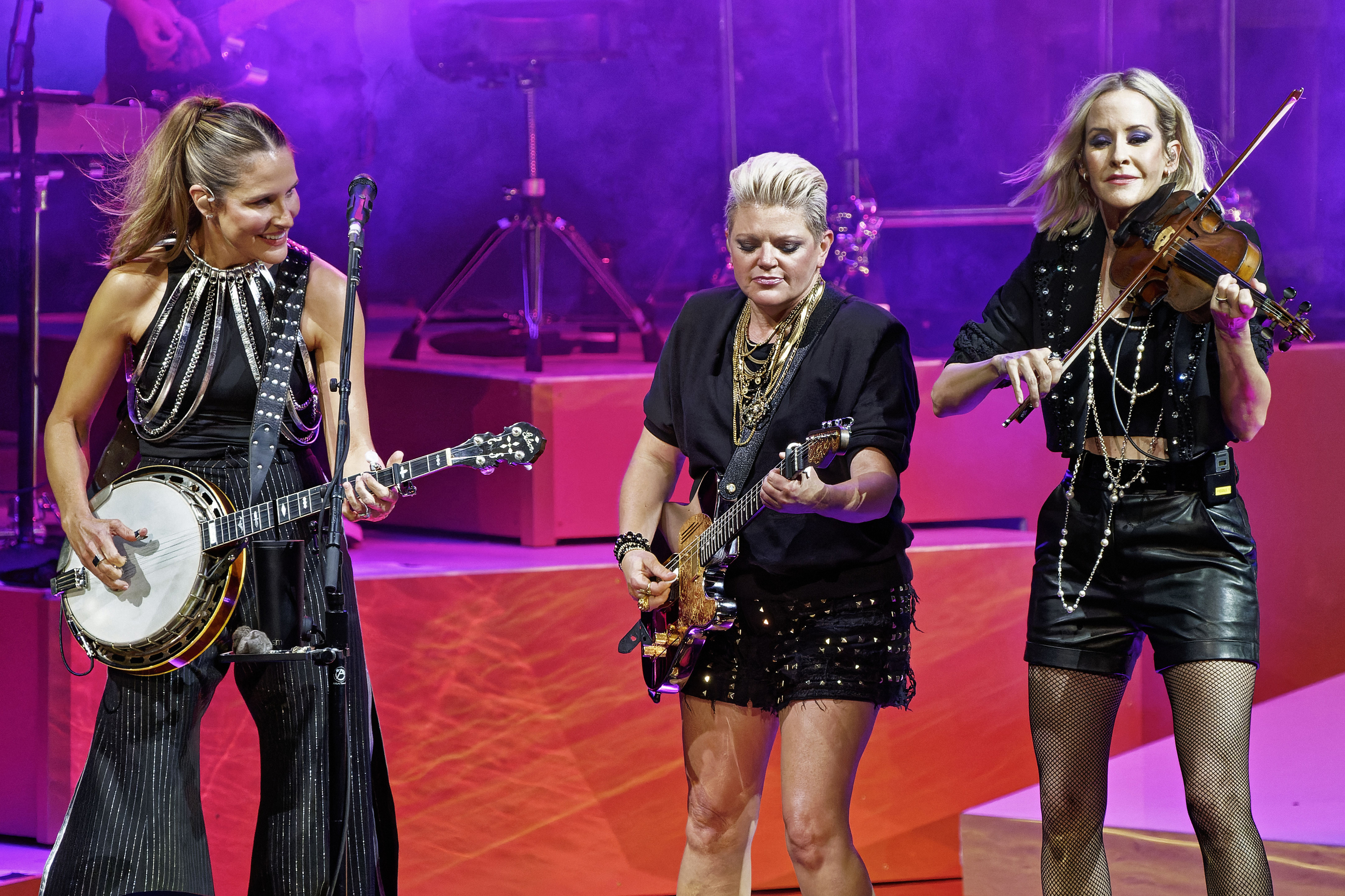 Review: The Chicks make a nice raucous at North Island Credit Union Amphitheatre - Vimarsana News