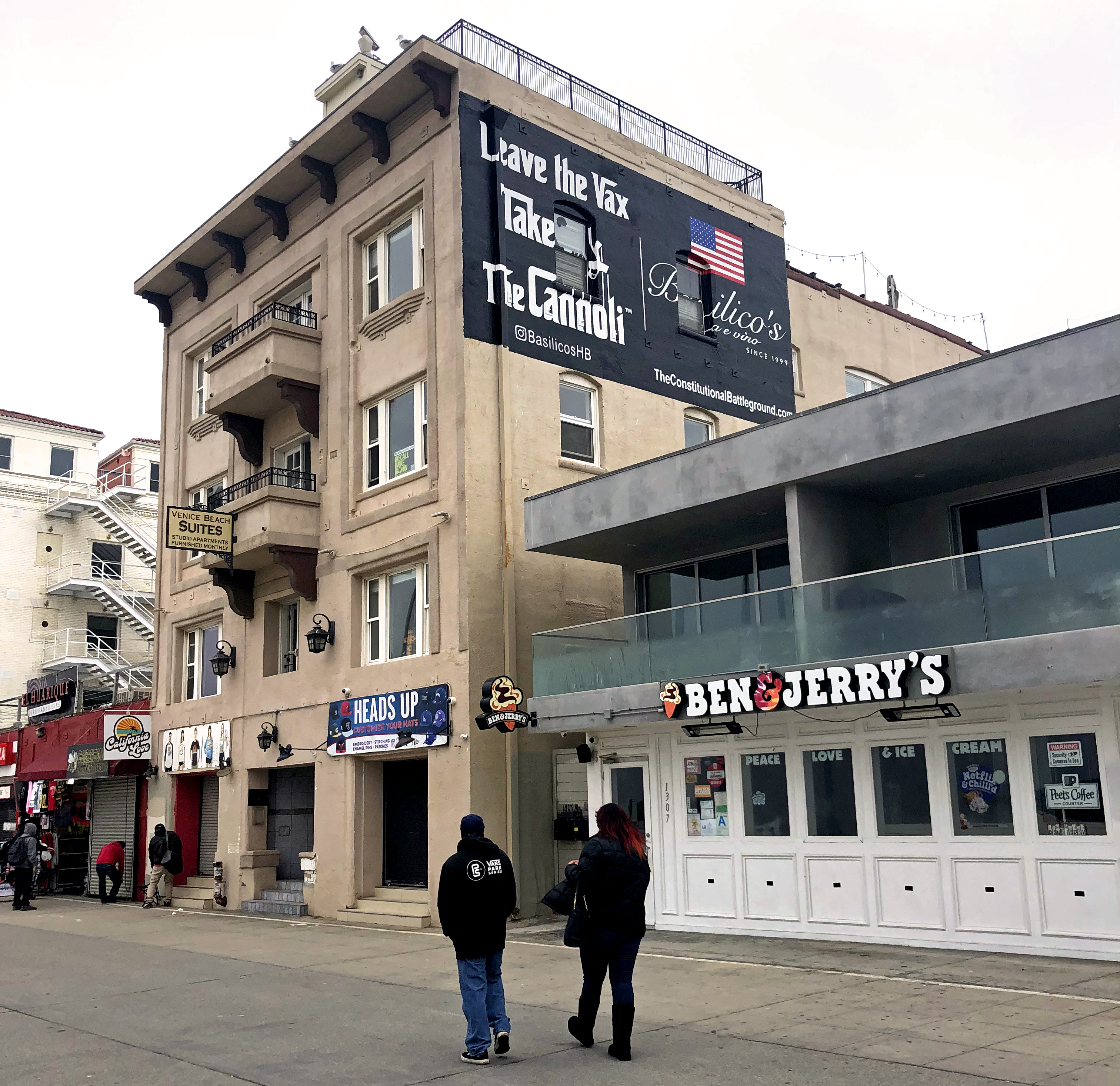 An Orange County man blasts anti-vax message at Venice Beach - Vimarsana News