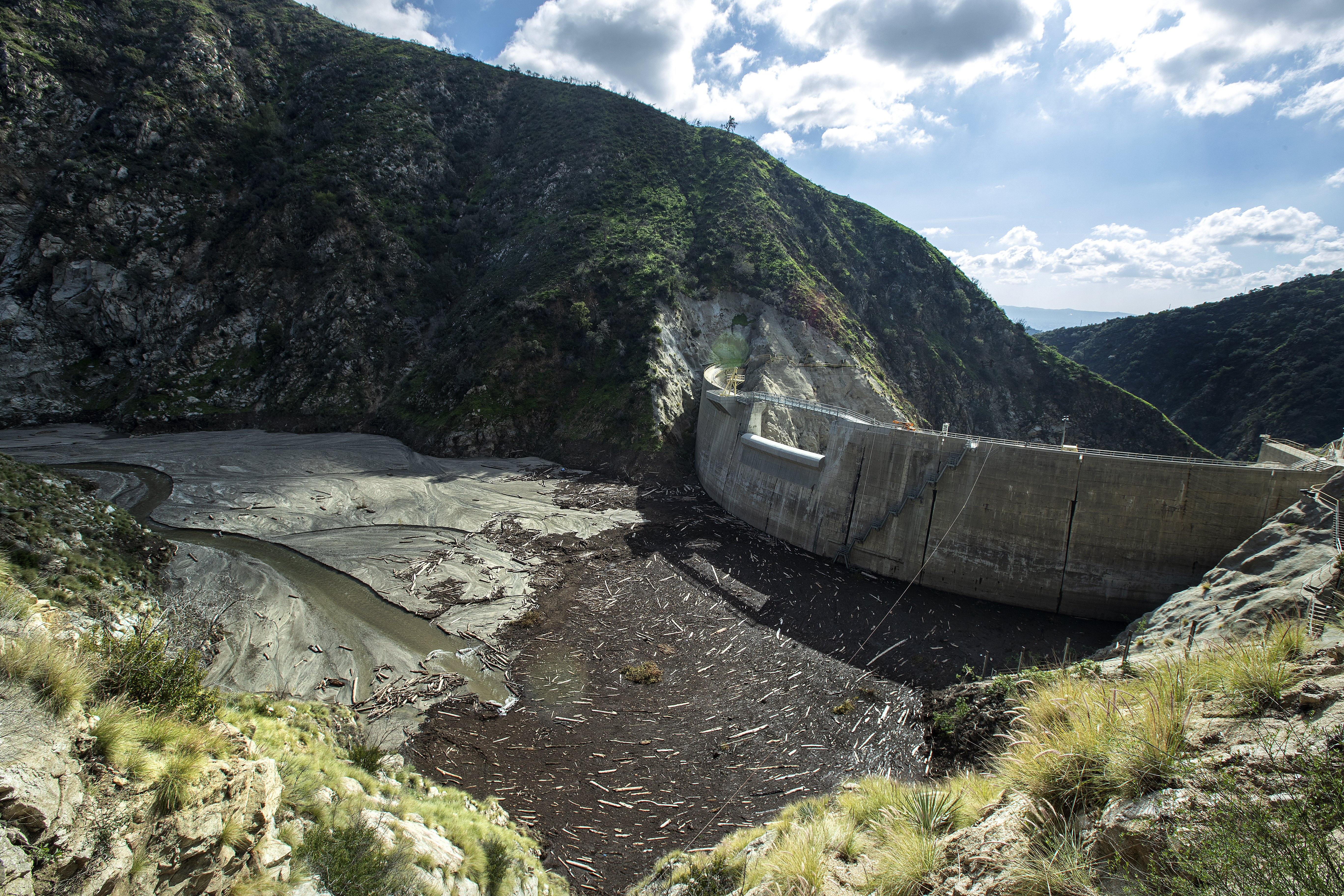 California flooding: L.A. dams at risk of overflowing - Vimarsana News