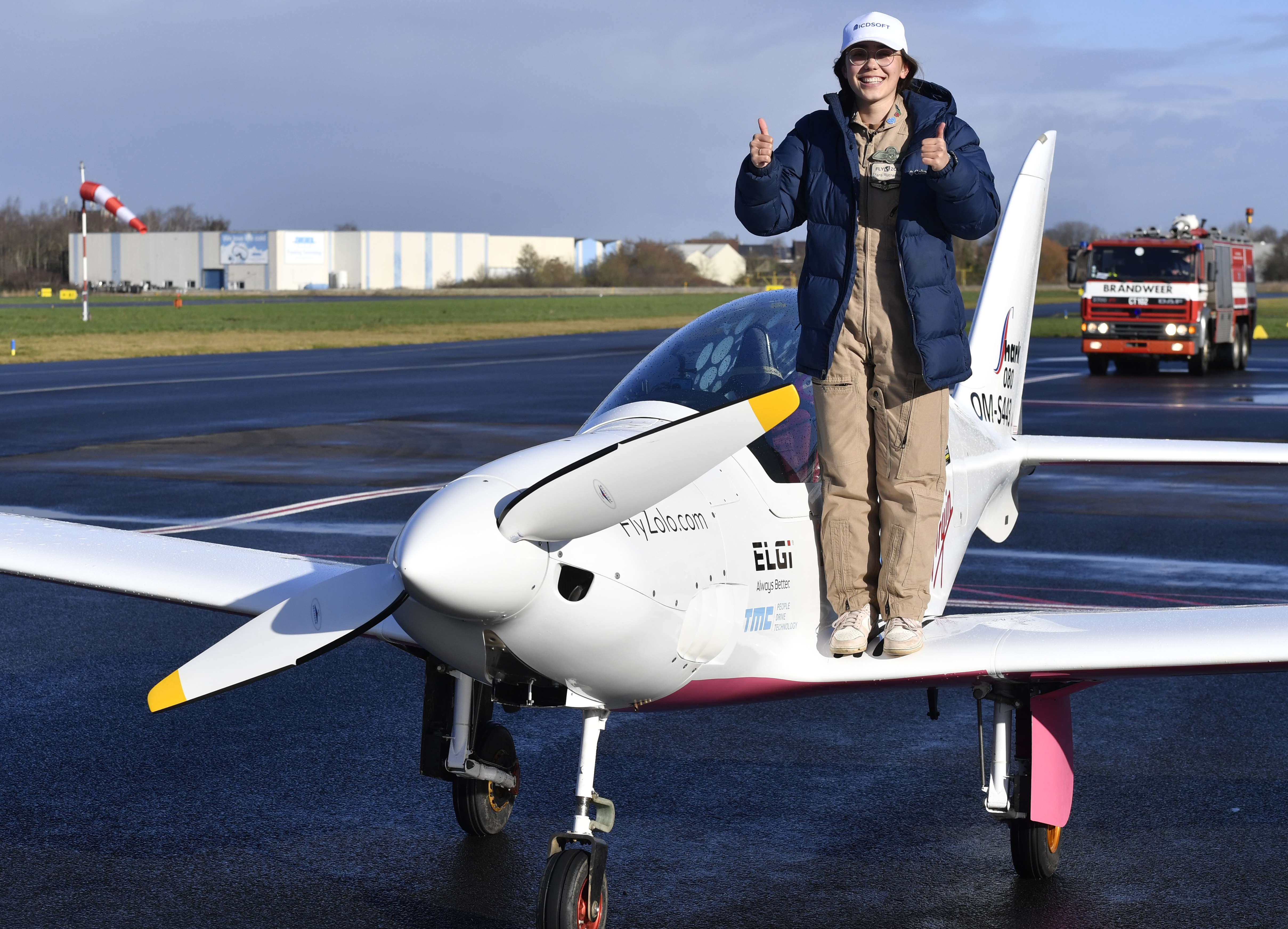 19-year-old woman sets record for solo global flight - Vimarsana News