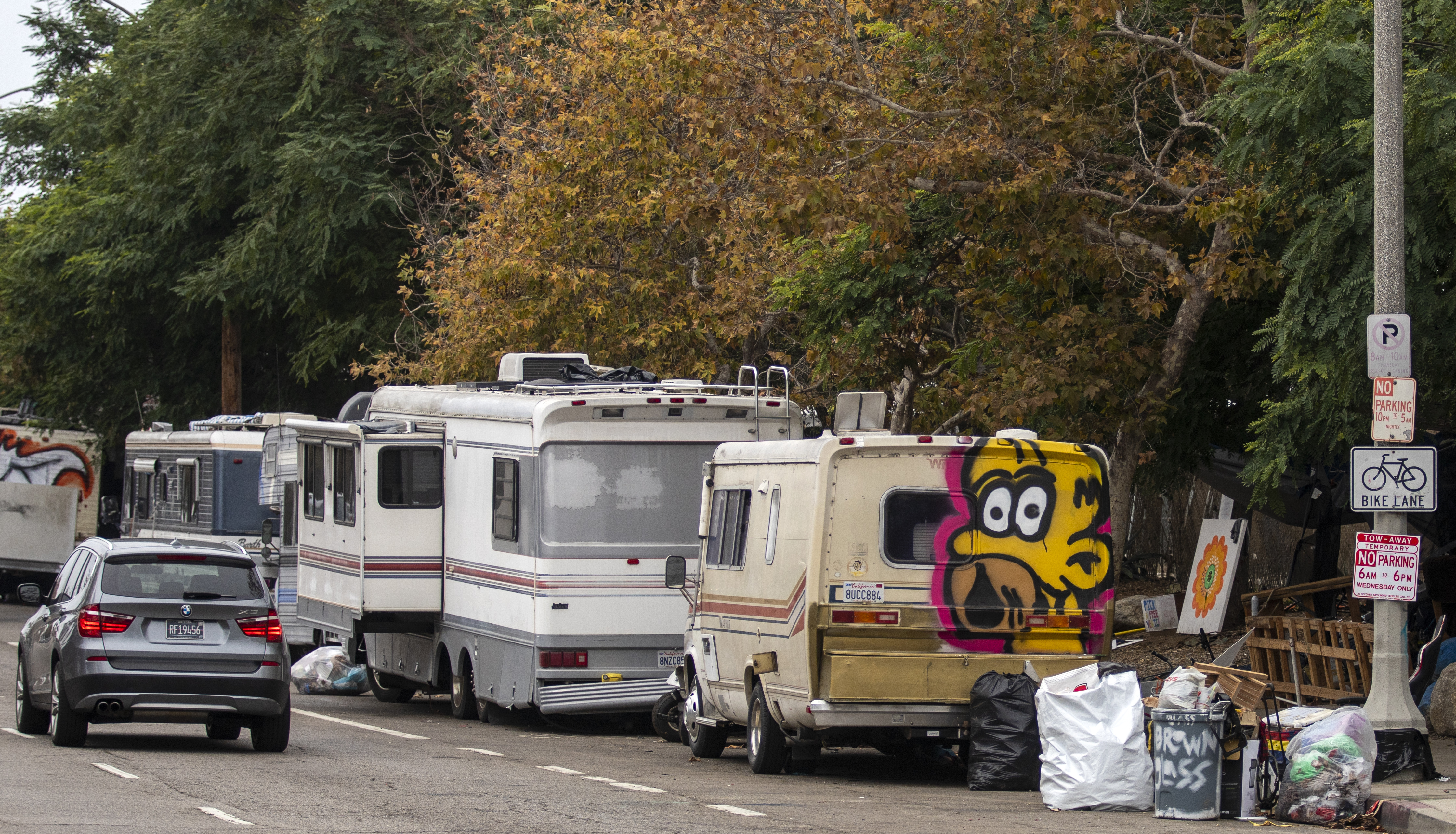 Los Angeles lifts moratorium on towing illegally-parked RVs - Vimarsana News