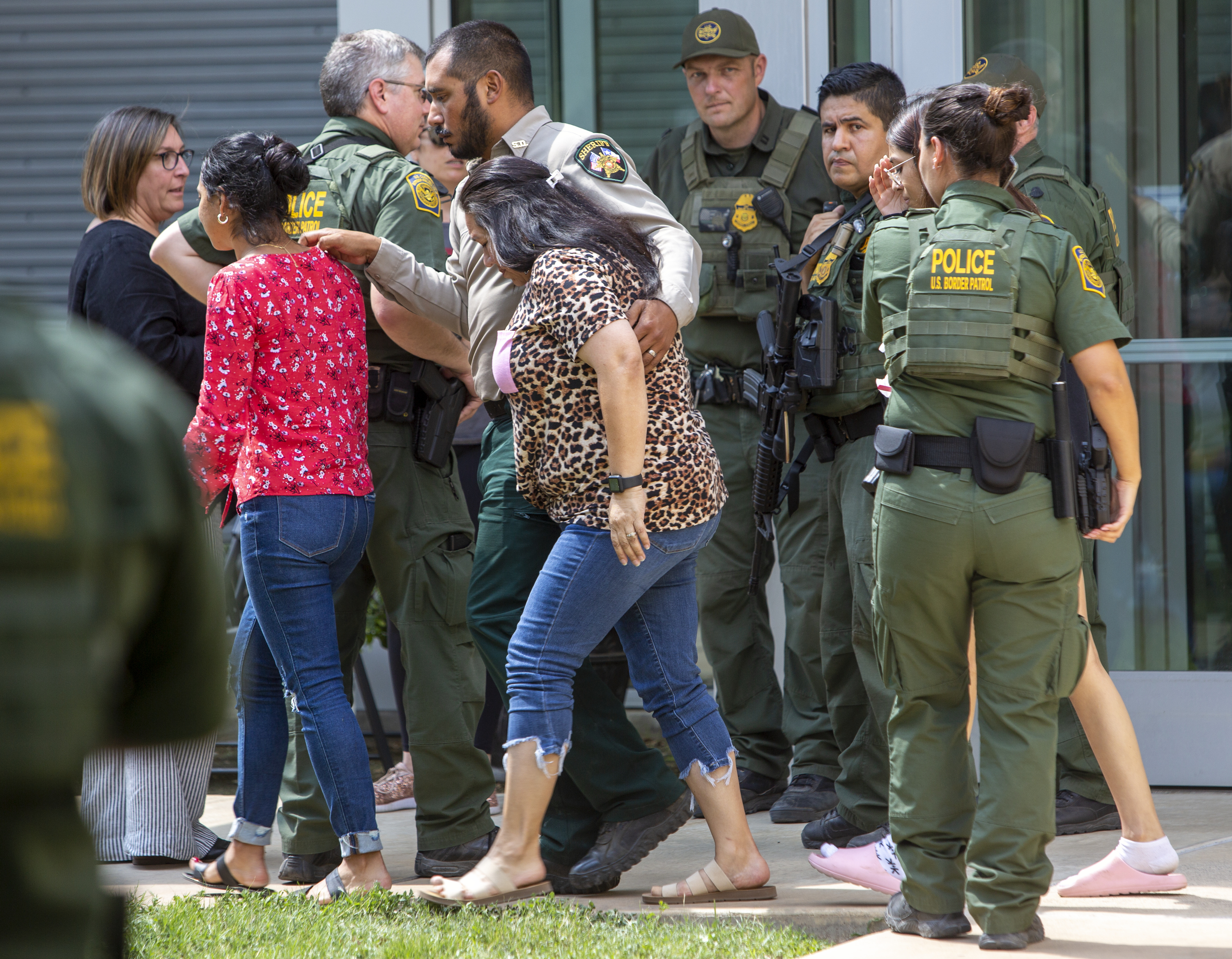 Newsom calls out GOP over Texas shooting - Los Angeles Times - Vimarsana News