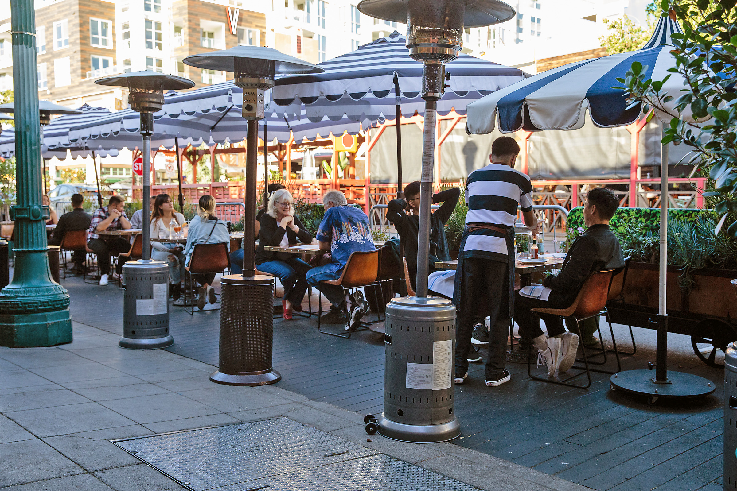 Permits for permanent outdoor dining now available for San Diego restaurateurs - Vimarsana News