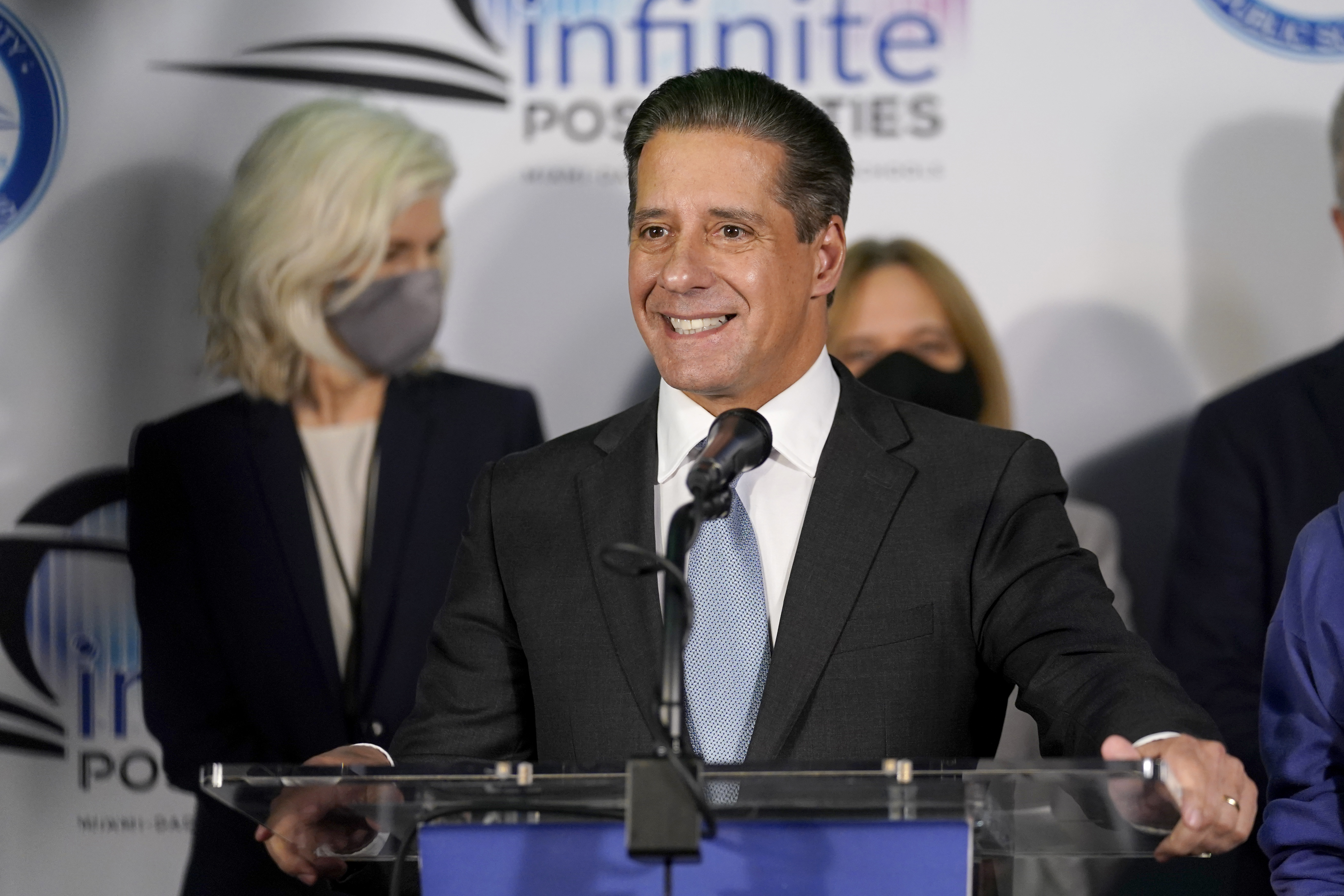 Can Alberto Carvalho of Miami schools change L.A. district? - Vimarsana News