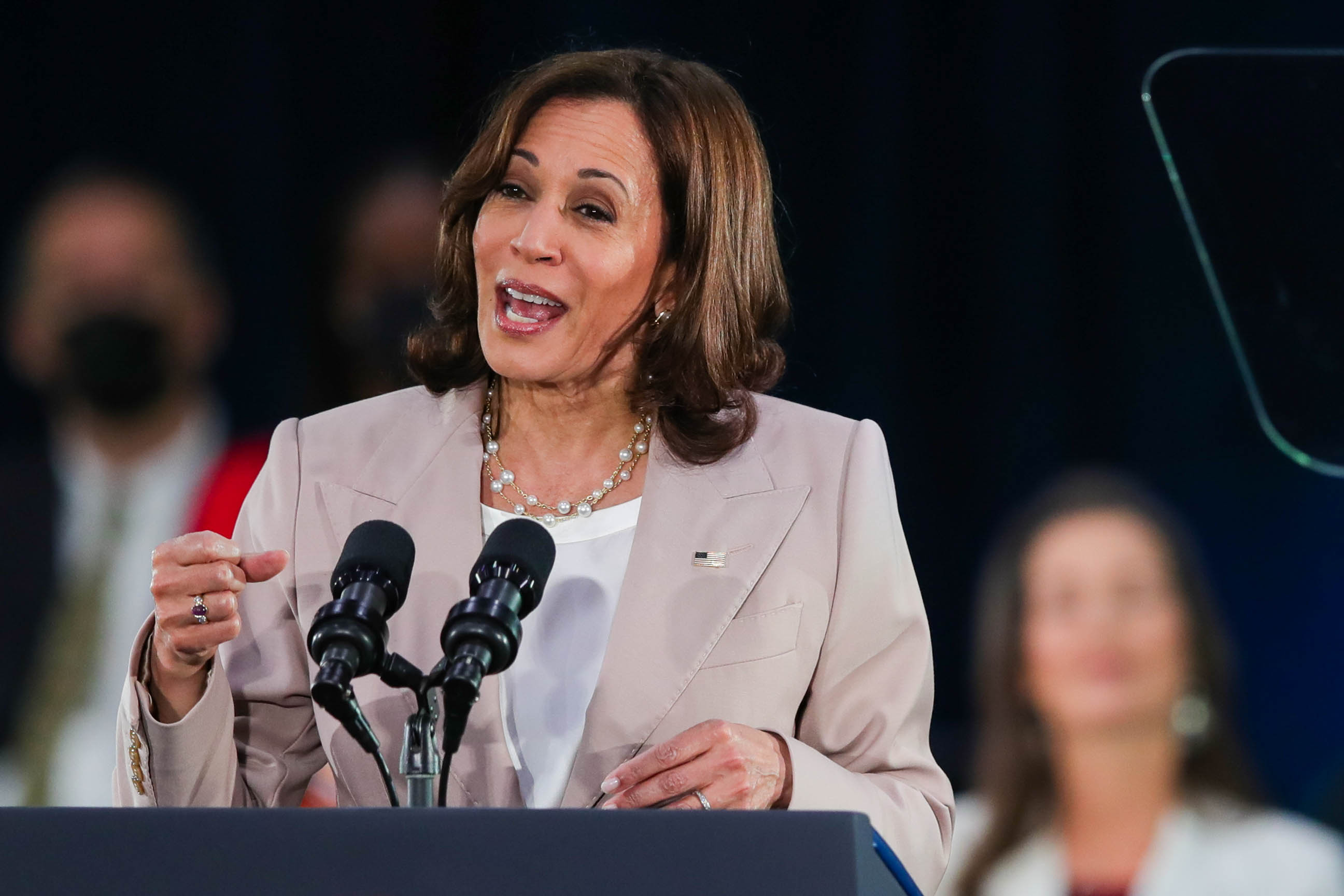 Harris, Oakland leaders announce $50-million initiative to invest in children, end poverty - Vimarsana News