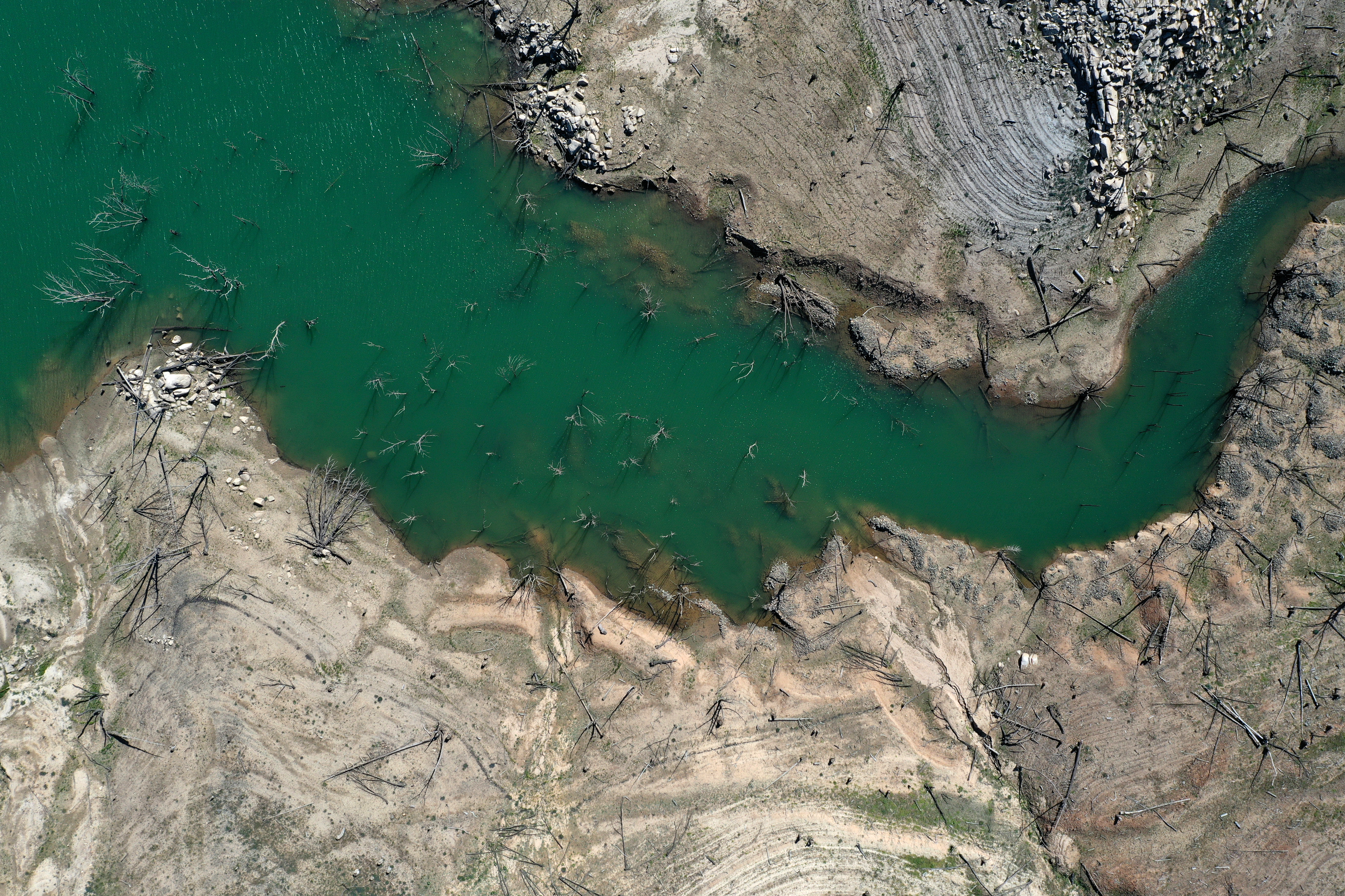 Stunning drone photos show drought emergency in Northern California - Vimarsana News