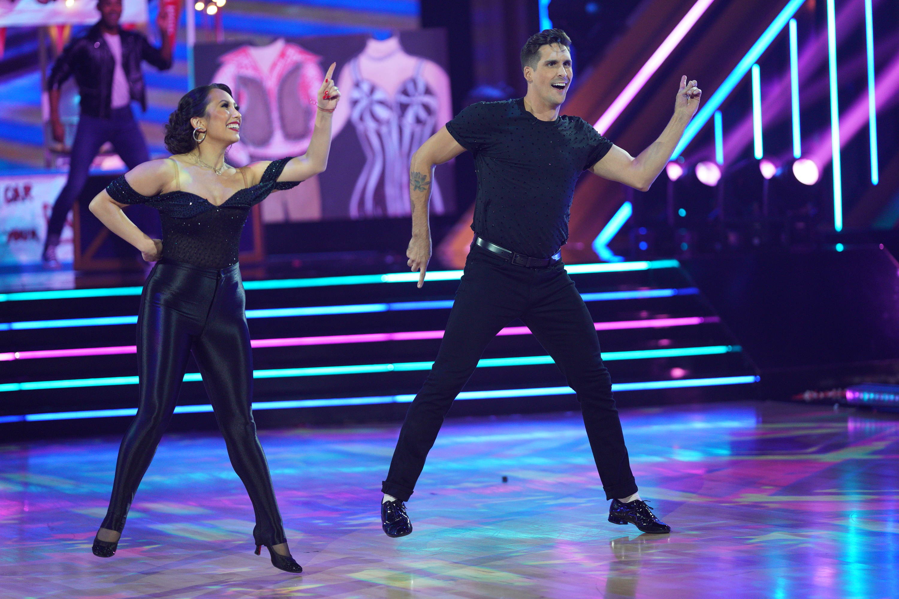 Cheryl Burke says 'DWTS' contestants should be single - Vimarsana News